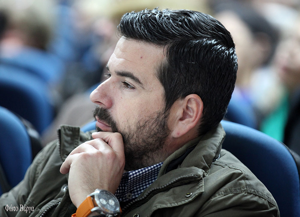Άγιος Πορφύριος Καυσοκαλυβίτης: Όταν φύγω από το σαρκίο μου…θα είμαι Περισσότερο κοντά σας! Αθηνά Σιδέρη: Είδα τον Ουρανό να κατεβαίνει στην Γή και η Γή να ανεβαίνει στον Ουρανό! Τη Δευτέρα 11-12-2017 οι φίλοι της Σχολής Γονέων - Ανοιχτού Πανεπιστημίου Κατερίνης - είχαν την ευκαιρία να ακούσουν την κ.Αθηνά Σιδέρη, κοινωνική λειτουργό, πνευματικό τέκνο του Αγίου Πορφυρίου, η οποία καθήλωσε με τον βιωματικό και πνευματικό της λόγο το ακροατήριο. Το θέμα ήταν "Ο Άγιος Πορφύριος ο Καυσοκαλυβίτης...όπως τον έζησα". Οι εμπειρίες της ομιλήτριας συγκίνησαν τους ακροατές που με την παραστατικότητα και ζωντάνια του λόγου της φανέρωσαν πτυχές της αγιότητάς του. Πριν από την ομιλία ο Βυζαντινός χορός ιεροψαλτών "Όσιος Διονύσιος ο εν Ολύμπω" απέδωσε ιεροπρεπώς ύμνους για τον Άγιο Πορφύριο υπό τη διεύθυνση του κ.Νικολάου Ξάφη