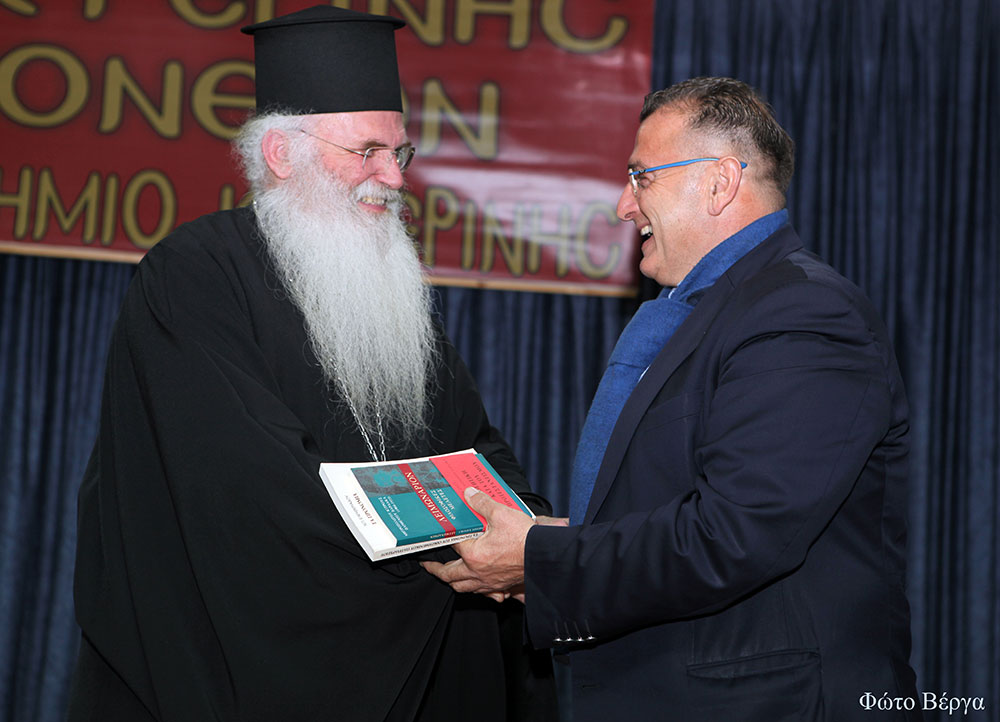 Τον Σεβασμιώτατο Μητροπολίτη Μεσογαίας και Λαυρεωτικής κ.κ. Νικόλαο είχε καλεσμένο ομιλητή η Σχολή Γονέων - Ανοικτό Πανεπιστήμιο Κατερίνης την Δευτέρα 12 Φεβρουαρίου 2018 με ένα άκρως προκλητικό και ενδιαφέρον θέμα ομιλίας : «Δεν είμαι Χριστιανός… Θέλω να γίνω!». Η αίθουσα κατακλύστηκε από πολύ νωρίς από πλήθος κόσμου και έτσι ενεργοποιήθηκε από τους οργανωτές και η δεύτερη αίθουσα του Συνεδριακού Κέντρου Κατερίνης η οποία όμως δεν κατέστη ούτε και αυτή ικανή να φιλοξενήσει τα 1000 και πλέον άτομα που «πλημμύρησαν» τις αίθουσες, τις σκάλες και τους διαδρόμους…!