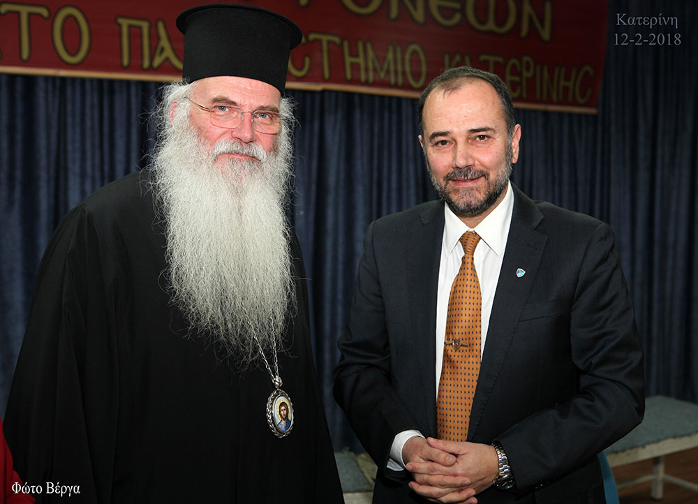 Τον Σεβασμιώτατο Μητροπολίτη Μεσογαίας και Λαυρεωτικής κ.κ. Νικόλαο είχε καλεσμένο ομιλητή η Σχολή Γονέων - Ανοικτό Πανεπιστήμιο Κατερίνης την Δευτέρα 12 Φεβρουαρίου 2018 με ένα άκρως προκλητικό και ενδιαφέρον θέμα ομιλίας : «Δεν είμαι Χριστιανός… Θέλω να γίνω!». Η αίθουσα κατακλύστηκε από πολύ νωρίς από πλήθος κόσμου και έτσι ενεργοποιήθηκε από τους οργανωτές και η δεύτερη αίθουσα του Συνεδριακού Κέντρου Κατερίνης η οποία όμως δεν κατέστη ούτε και αυτή ικανή να φιλοξενήσει τα 1000 και πλέον άτομα που «πλημμύρησαν» τις αίθουσες, τις σκάλες και τους διαδρόμους…!