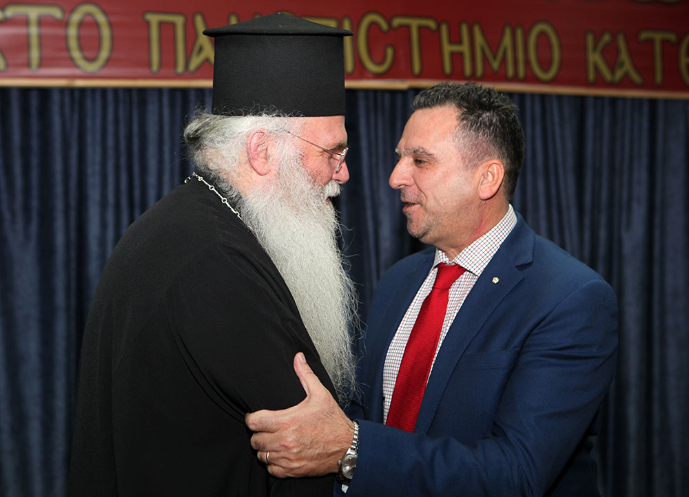 Τον Σεβασμιώτατο Μητροπολίτη Μεσογαίας και Λαυρεωτικής κ.κ. Νικόλαο είχε καλεσμένο ομιλητή η Σχολή Γονέων - Ανοικτό Πανεπιστήμιο Κατερίνης την Δευτέρα 12 Φεβρουαρίου 2018 με ένα άκρως προκλητικό και ενδιαφέρον θέμα ομιλίας : «Δεν είμαι Χριστιανός… Θέλω να γίνω!». Η αίθουσα κατακλύστηκε από πολύ νωρίς από πλήθος κόσμου και έτσι ενεργοποιήθηκε από τους οργανωτές και η δεύτερη αίθουσα του Συνεδριακού Κέντρου Κατερίνης η οποία όμως δεν κατέστη ούτε και αυτή ικανή να φιλοξενήσει τα 1000 και πλέον άτομα που «πλημμύρησαν» τις αίθουσες, τις σκάλες και τους διαδρόμους…!