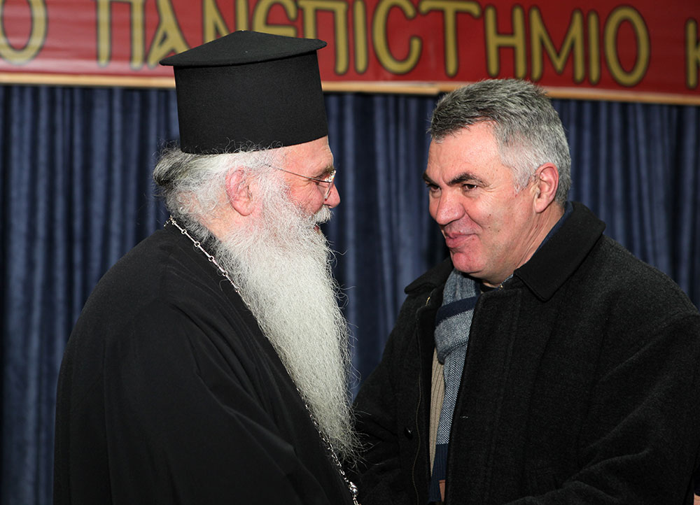 Τον Σεβασμιώτατο Μητροπολίτη Μεσογαίας και Λαυρεωτικής κ.κ. Νικόλαο είχε καλεσμένο ομιλητή η Σχολή Γονέων - Ανοικτό Πανεπιστήμιο Κατερίνης την Δευτέρα 12 Φεβρουαρίου 2018 με ένα άκρως προκλητικό και ενδιαφέρον θέμα ομιλίας : «Δεν είμαι Χριστιανός… Θέλω να γίνω!». Η αίθουσα κατακλύστηκε από πολύ νωρίς από πλήθος κόσμου και έτσι ενεργοποιήθηκε από τους οργανωτές και η δεύτερη αίθουσα του Συνεδριακού Κέντρου Κατερίνης η οποία όμως δεν κατέστη ούτε και αυτή ικανή να φιλοξενήσει τα 1000 και πλέον άτομα που «πλημμύρησαν» τις αίθουσες, τις σκάλες και τους διαδρόμους…!
