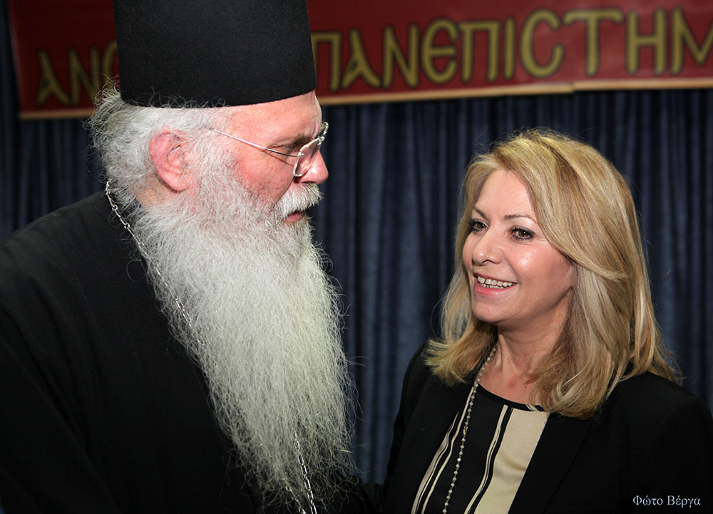 Τον Σεβασμιώτατο Μητροπολίτη Μεσογαίας και Λαυρεωτικής κ.κ. Νικόλαο είχε καλεσμένο ομιλητή η Σχολή Γονέων - Ανοικτό Πανεπιστήμιο Κατερίνης την Δευτέρα 12 Φεβρουαρίου 2018 με ένα άκρως προκλητικό και ενδιαφέρον θέμα ομιλίας : «Δεν είμαι Χριστιανός… Θέλω να γίνω!». Η αίθουσα κατακλύστηκε από πολύ νωρίς από πλήθος κόσμου και έτσι ενεργοποιήθηκε από τους οργανωτές και η δεύτερη αίθουσα του Συνεδριακού Κέντρου Κατερίνης η οποία όμως δεν κατέστη ούτε και αυτή ικανή να φιλοξενήσει τα 1000 και πλέον άτομα που «πλημμύρησαν» τις αίθουσες, τις σκάλες και τους διαδρόμους…!