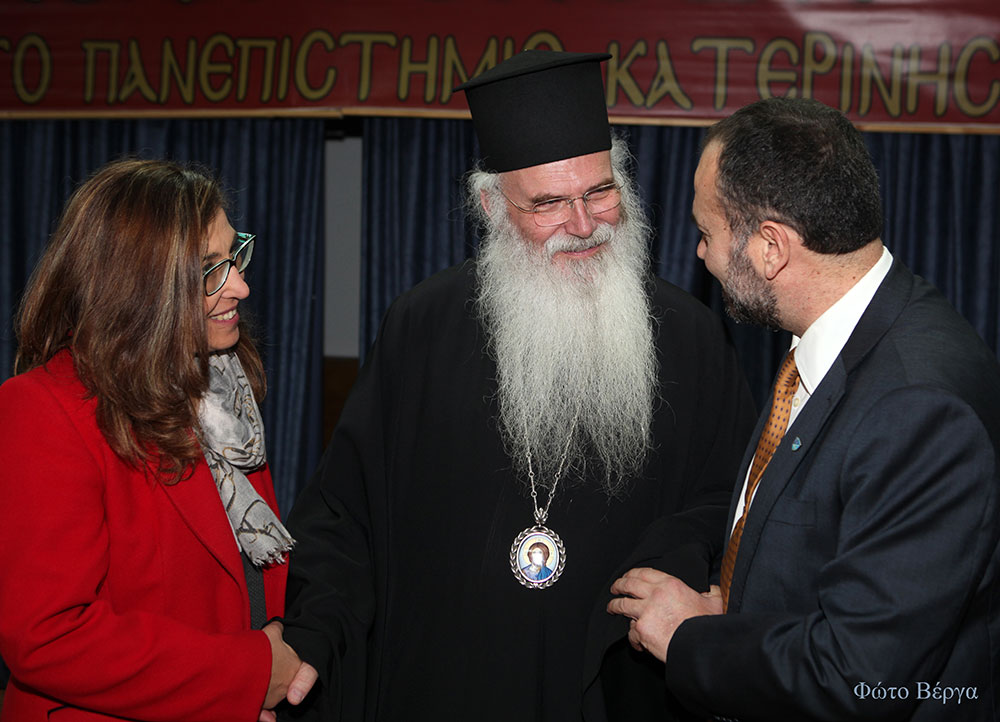 Τον Σεβασμιώτατο Μητροπολίτη Μεσογαίας και Λαυρεωτικής κ.κ. Νικόλαο είχε καλεσμένο ομιλητή η Σχολή Γονέων - Ανοικτό Πανεπιστήμιο Κατερίνης την Δευτέρα 12 Φεβρουαρίου 2018 με ένα άκρως προκλητικό και ενδιαφέρον θέμα ομιλίας : «Δεν είμαι Χριστιανός… Θέλω να γίνω!». Η αίθουσα κατακλύστηκε από πολύ νωρίς από πλήθος κόσμου και έτσι ενεργοποιήθηκε από τους οργανωτές και η δεύτερη αίθουσα του Συνεδριακού Κέντρου Κατερίνης η οποία όμως δεν κατέστη ούτε και αυτή ικανή να φιλοξενήσει τα 1000 και πλέον άτομα που «πλημμύρησαν» τις αίθουσες, τις σκάλες και τους διαδρόμους…!