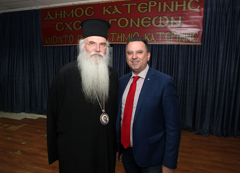 Τον Σεβασμιώτατο Μητροπολίτη Μεσογαίας και Λαυρεωτικής κ.κ. Νικόλαο είχε καλεσμένο ομιλητή η Σχολή Γονέων - Ανοικτό Πανεπιστήμιο Κατερίνης την Δευτέρα 12 Φεβρουαρίου 2018 με ένα άκρως προκλητικό και ενδιαφέρον θέμα ομιλίας : «Δεν είμαι Χριστιανός… Θέλω να γίνω!». Η αίθουσα κατακλύστηκε από πολύ νωρίς από πλήθος κόσμου και έτσι ενεργοποιήθηκε από τους οργανωτές και η δεύτερη αίθουσα του Συνεδριακού Κέντρου Κατερίνης η οποία όμως δεν κατέστη ούτε και αυτή ικανή να φιλοξενήσει τα 1000 και πλέον άτομα που «πλημμύρησαν» τις αίθουσες, τις σκάλες και τους διαδρόμους…!