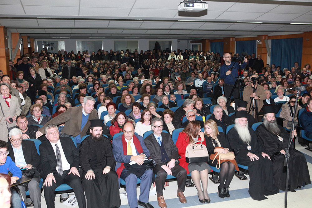 Τον Σεβασμιώτατο Μητροπολίτη Μεσογαίας και Λαυρεωτικής κ.κ. Νικόλαο είχε καλεσμένο ομιλητή η Σχολή Γονέων - Ανοικτό Πανεπιστήμιο Κατερίνης την Δευτέρα 12 Φεβρουαρίου 2018 με ένα άκρως προκλητικό και ενδιαφέρον θέμα ομιλίας : «Δεν είμαι Χριστιανός… Θέλω να γίνω!». Η αίθουσα κατακλύστηκε από πολύ νωρίς από πλήθος κόσμου και έτσι ενεργοποιήθηκε από τους οργανωτές και η δεύτερη αίθουσα του Συνεδριακού Κέντρου Κατερίνης η οποία όμως δεν κατέστη ούτε και αυτή ικανή να φιλοξενήσει τα 1000 και πλέον άτομα που «πλημμύρησαν» τις αίθουσες, τις σκάλες και τους διαδρόμους…!