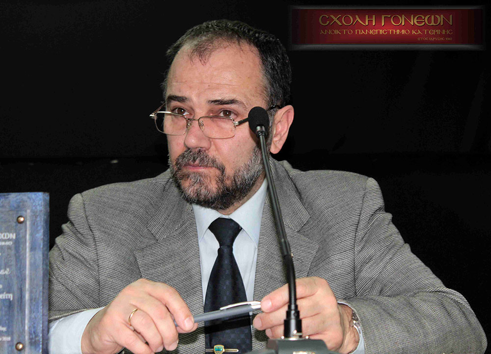 Τη Δευτέρα 12-3-2018 στα πλαίσια των εκδηλώσεων της Σχολής Γονέων - Ανοικτό Πανεπιστήμιο Κατερίνης μίλησε ο Ιερομόναχος π.Σάββας Αγιορείτης με θέμα: "Σύγχρονη Ειδωλολατρεία - ο Καταστροφικός Έπαινος". Η ομιλία συνδιοργανώθηκε με τον Ιεραποστολικό Σύλλογο ΚΥΡΙΑΚΗ και πραγματοποιήθηκε στο Συνεδριακό Κέντρο του Δήμου Κατερίνης (Εκάβη).  Ο π.Σάββας στηριγμένος στην Αγία Γραφή, στους Πατέρες της Εκκλησίας και τους σύγχρονους Αγίους παρουσίασε με βαθύ θεολογικό τρόπο τη σύγχρονη ειδωλολατρεία αναφερόμενος σε μία από τις πρώτες εντολές του Θεού "ου ποιήσεις σεαυτώ είδωλον". Τίποτε από τα κτιστά στη θέση του Θεού. Κι ενώ στην αρχή τα παιδιά του Αδάμ και της Εύας λάτρευαν τον Θεό στη συνέχεια οι απόγονοί τους αποστάτησαν και λάτρευαν τα είδωλα. Η γρήγορη αποστασία έφερε την ειδωλολατρεία (λατρεία κτισμάτων) και περίοδο φόβου και σκοταδισμού με ζωοθυσίες και ανθρωποθυσίες (Μολώχ) σε τρομακτικούς θεούς.