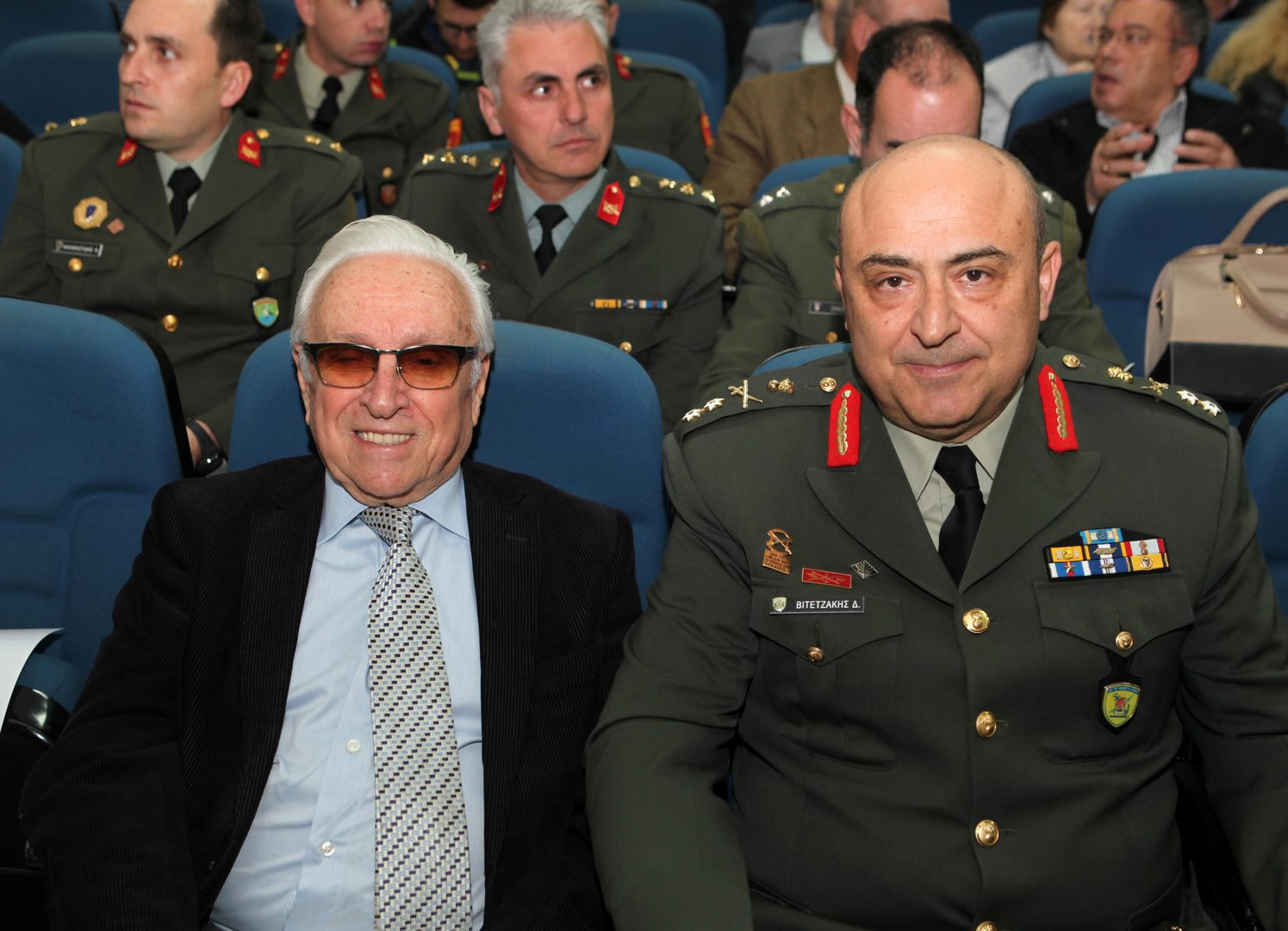 Με καλύτερο τρόπο δεν θα μπορούσε να κλείσει η Σχολή Γονέων Κατερίνης τον κύκλο των ομιλιών της για την περίοδο 2017- 2018. Δεν θα μπορούσε να βρεθεί συναρπαστικότερος ομιλητής  με πιο επίκαιρο  και πιο ενδιαφέρον θέμα. Στο Συνεδριακό κέντρο του Δήμου Κατερίνης, λοιπόν,  τη Δευτέρα 19 Μαρτίου, μίλησε ο στρατηγός κ. Μιχαήλ Κωσταράκος, πρόεδρος της Στρατιωτικής  Επιτροπής της Ε.Ε. στις Βρυξέλλες με θέμα: «Η Ασφάλεια και η Άμυνα στο επίκεντρο του  ενδιαφέροντος της Ευρωπαϊκής Ένωσης».          Στην αρχή της εκδήλωσης  ο Πρόεδρος κ.Κορομπίλης Κωνσταντίνος ανέγνωσε Επιστολές του Αρχηγού του Γενικού Επιτελείου Στρατού Αντιστρατήγου Αλκιβιάδη Στεφανή και του Προέδρου της Δημοκρατικής Αναγέννησης Στέλιου Παπαθεμελή. Η Εκδήλωση κράτησε επί τρίωρο αμείωτο το ενδιαφέρον των ακροατών ενώ ο  κ. Κωσταράκος αναφέρθηκε στη συγκυρία που πραγματοποιήθηκε η διάλεξη,  στο πόσο επίκαιρο είναι το θέμα αλλά και στα πρόσφατα περιστατικά σε ευρωπαϊκό και παγκόσμιο επίπεδο. 