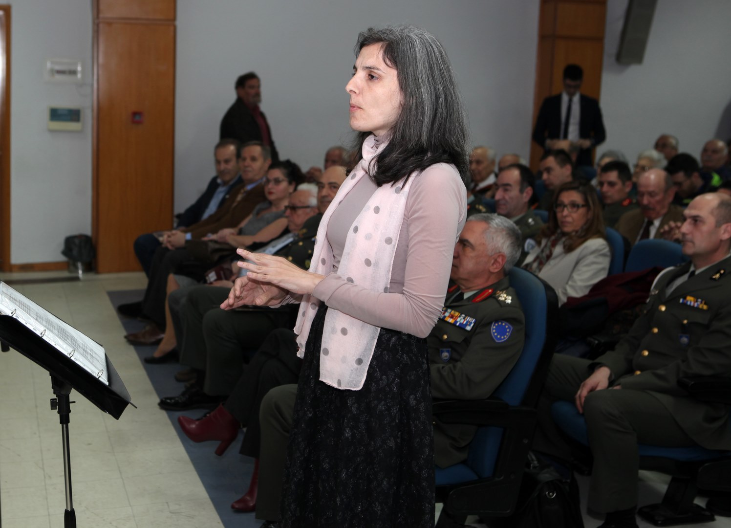 Με καλύτερο τρόπο δεν θα μπορούσε να κλείσει η Σχολή Γονέων Κατερίνης τον κύκλο των ομιλιών της για την περίοδο 2017- 2018. Δεν θα μπορούσε να βρεθεί συναρπαστικότερος ομιλητής  με πιο επίκαιρο  και πιο ενδιαφέρον θέμα. Στο Συνεδριακό κέντρο του Δήμου Κατερίνης, λοιπόν,  τη Δευτέρα 19 Μαρτίου, μίλησε ο στρατηγός κ. Μιχαήλ Κωσταράκος, πρόεδρος της Στρατιωτικής  Επιτροπής της Ε.Ε. στις Βρυξέλλες με θέμα: «Η Ασφάλεια και η Άμυνα στο επίκεντρο του  ενδιαφέροντος της Ευρωπαϊκής Ένωσης».          Στην αρχή της εκδήλωσης  ο Πρόεδρος κ.Κορομπίλης Κωνσταντίνος ανέγνωσε Επιστολές του Αρχηγού του Γενικού Επιτελείου Στρατού Αντιστρατήγου Αλκιβιάδη Στεφανή και του Προέδρου της Δημοκρατικής Αναγέννησης Στέλιου Παπαθεμελή. Η Εκδήλωση κράτησε επί τρίωρο αμείωτο το ενδιαφέρον των ακροατών ενώ ο  κ. Κωσταράκος αναφέρθηκε στη συγκυρία που πραγματοποιήθηκε η διάλεξη,  στο πόσο επίκαιρο είναι το θέμα αλλά και στα πρόσφατα περιστατικά σε ευρωπαϊκό και παγκόσμιο επίπεδο. 