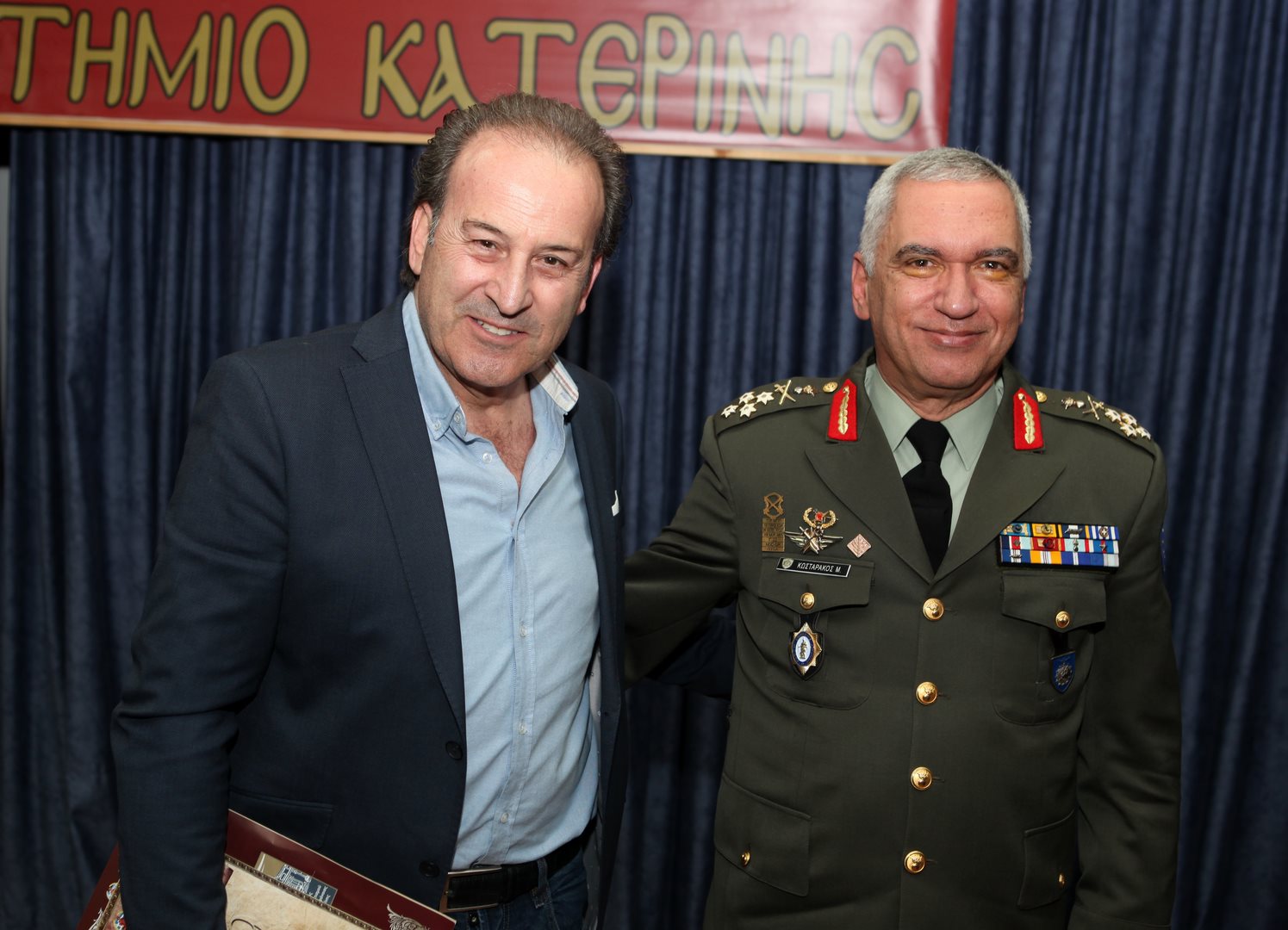 Με καλύτερο τρόπο δεν θα μπορούσε να κλείσει η Σχολή Γονέων Κατερίνης τον κύκλο των ομιλιών της για την περίοδο 2017- 2018. Δεν θα μπορούσε να βρεθεί συναρπαστικότερος ομιλητής  με πιο επίκαιρο  και πιο ενδιαφέρον θέμα. Στο Συνεδριακό κέντρο του Δήμου Κατερίνης, λοιπόν,  τη Δευτέρα 19 Μαρτίου, μίλησε ο στρατηγός κ. Μιχαήλ Κωσταράκος, πρόεδρος της Στρατιωτικής  Επιτροπής της Ε.Ε. στις Βρυξέλλες με θέμα: «Η Ασφάλεια και η Άμυνα στο επίκεντρο του  ενδιαφέροντος της Ευρωπαϊκής Ένωσης».          Στην αρχή της εκδήλωσης  ο Πρόεδρος κ.Κορομπίλης Κωνσταντίνος ανέγνωσε Επιστολές του Αρχηγού του Γενικού Επιτελείου Στρατού Αντιστρατήγου Αλκιβιάδη Στεφανή και του Προέδρου της Δημοκρατικής Αναγέννησης Στέλιου Παπαθεμελή. Η Εκδήλωση κράτησε επί τρίωρο αμείωτο το ενδιαφέρον των ακροατών ενώ ο  κ. Κωσταράκος αναφέρθηκε στη συγκυρία που πραγματοποιήθηκε η διάλεξη,  στο πόσο επίκαιρο είναι το θέμα αλλά και στα πρόσφατα περιστατικά σε ευρωπαϊκό και παγκόσμιο επίπεδο. 