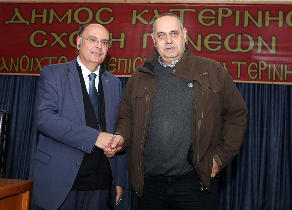 Βενιαμίν Καρακωστάνογλου από το Ανοικτό Πανεπιστήμιο Κατερίνης: Στην Ελλάδα ζούμε όπως – όπως Υποθηκεύοντας το Μέλλον μας. Να αποφύγουμε τα τραγικά λάθη του παρελθόντος και να μην υποκύψουμε σε πιέσεις και διεθνή συμφέροντα, ξεπουλώντας το όνομα της Μακεδονίας. Η Ελλάδα είναι απαραίτητο και οφείλει, απέναντι στίς µελλοντικές γενιές, να προχωρήσει άμεσα στη χάραξη της αποκλειστικής οικονομικής ζώνης της σύμφωνα με το δίκαιο των θαλασσών. Η Σχολή Γονέων, Ανοιχτό Πανεπιστήμιο Κατερίνης, συνεχίζοντας το πρόγραμμά της, διοργάνωσε την πρώτη διάλεξη για το νέο έτος 2018 με ομιλητή τον διεθνολόγο και λέκτορα της Νομικής Σχολής του Αριστοτέλειου Πανεπιστημίου Θεσσαλονίκης κ. Βενιαμίν Καρακωστάνογλου με θέμα «Το νομικό καθεστώς της Α.Ο.Ζ και τα πλεονεκτήματα για την Ελλάδα»