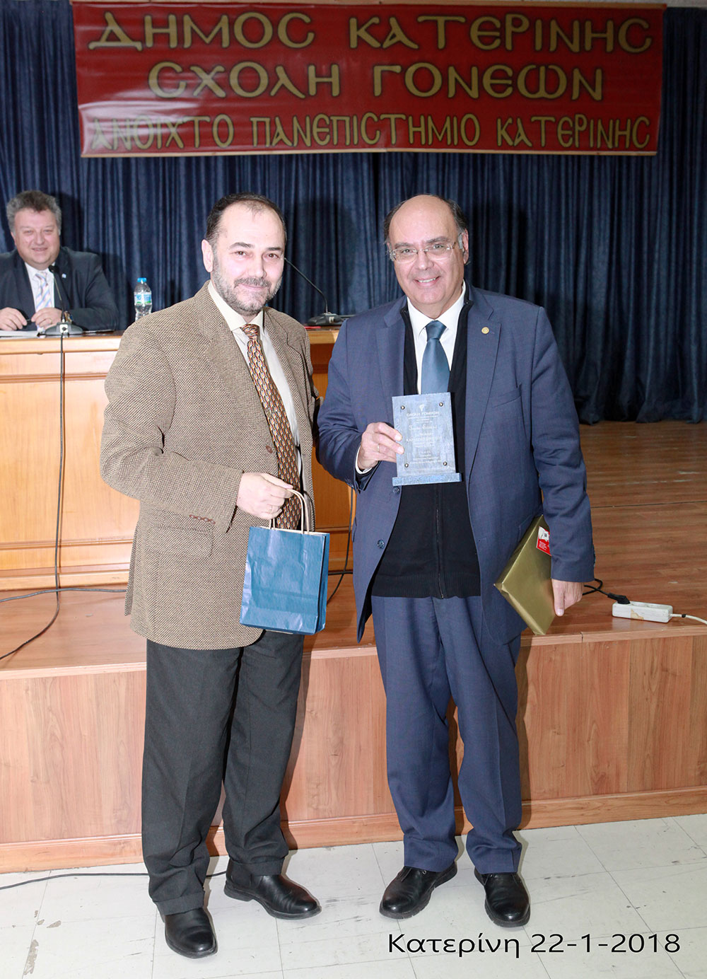 Βενιαμίν Καρακωστάνογλου από το Ανοικτό Πανεπιστήμιο Κατερίνης: Στην Ελλάδα ζούμε όπως – όπως Υποθηκεύοντας το Μέλλον μας. Να αποφύγουμε τα τραγικά λάθη του παρελθόντος και να μην υποκύψουμε σε πιέσεις και διεθνή συμφέροντα, ξεπουλώντας το όνομα της Μακεδονίας. Η Ελλάδα είναι απαραίτητο και οφείλει, απέναντι στίς µελλοντικές γενιές, να προχωρήσει άμεσα στη χάραξη της αποκλειστικής οικονομικής ζώνης της σύμφωνα με το δίκαιο των θαλασσών. Η Σχολή Γονέων, Ανοιχτό Πανεπιστήμιο Κατερίνης, συνεχίζοντας το πρόγραμμά της, διοργάνωσε την πρώτη διάλεξη για το νέο έτος 2018 με ομιλητή τον διεθνολόγο και λέκτορα της Νομικής Σχολής του Αριστοτέλειου Πανεπιστημίου Θεσσαλονίκης κ. Βενιαμίν Καρακωστάνογλου με θέμα «Το νομικό καθεστώς της Α.Ο.Ζ και τα πλεονεκτήματα για την Ελλάδα»