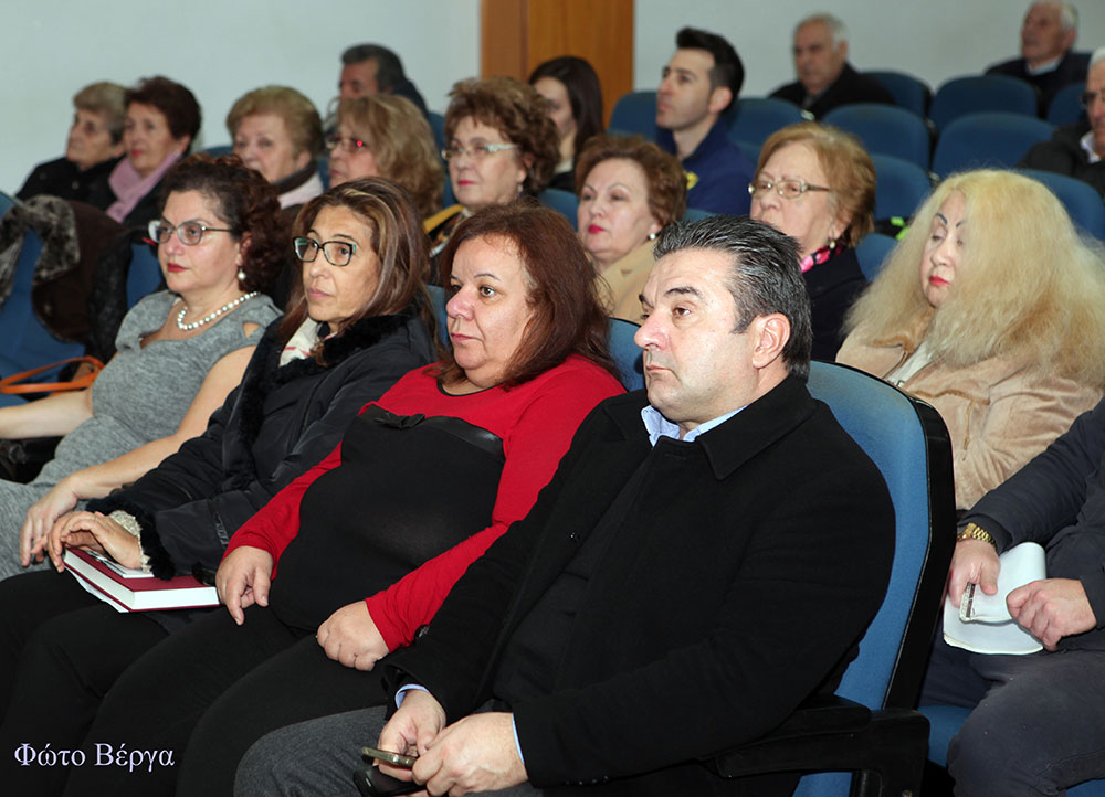 Μία Υπέροχη βραδυά γεμάτη Ναυτικό, Ανδρειωσύνη, Πατρίδα και Εθνική υπερηφάνεια έζησαν οι φίλοι της Σχολής Γονέων Κατερίνης απο την εκπληκτική διάλεξη που έδωσε ο Πλοίαρχος του Πολεμικού Ναυτικού κ.Λεωνίδας Τσιαντούλας Η Σχολή Γονέων (Ανοιχτό Πανεπιστήμιο Κατερίνης) συνέχισε τον κύκλο των εκδηλώσεών της στο Δημοτικό Πνευματικό Κέντρο Κατερίνης (ΕΚΑΒΗ), τη Δευτέρα 27 Νοεμβρίου, με ομιλητή το Διευθυντή της Υπηρεσίας Ιστορίας Ναυτικού (Υ.Ι.Ν.) Πλοίαρχο του Πολεμικού Ναυτικού κ. Λεωνίδα Τσιαντούλα. Η ομιλία έγινε και με την ευκαιρία της έλευσης, μετά από 72 χρόνια, του Θωρηκτού Αβέρωφ στην Θεσσαλονίκη, στο οποίο ο ομιλητής διετέλεσε κατά το παρελθόν κυβερνήτης. Ο πλοίαρχος Λεωνίδας Τσιαντούλας Π.Ν. ανέπτυξε το θέμα: «Από την Αθηναϊκή τριήρη στο Θωρηκτό Αβέρωφ. Τα ξύλινα τείχη της Πατρίδας μας»