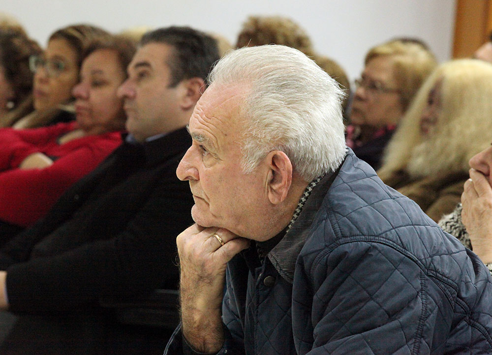 Μία Υπέροχη βραδυά γεμάτη Ναυτικό, Ανδρειωσύνη, Πατρίδα και Εθνική υπερηφάνεια έζησαν οι φίλοι της Σχολής Γονέων Κατερίνης απο την εκπληκτική διάλεξη που έδωσε ο Πλοίαρχος του Πολεμικού Ναυτικού κ.Λεωνίδας Τσιαντούλας Η Σχολή Γονέων (Ανοιχτό Πανεπιστήμιο Κατερίνης) συνέχισε τον κύκλο των εκδηλώσεών της στο Δημοτικό Πνευματικό Κέντρο Κατερίνης (ΕΚΑΒΗ), τη Δευτέρα 27 Νοεμβρίου, με ομιλητή το Διευθυντή της Υπηρεσίας Ιστορίας Ναυτικού (Υ.Ι.Ν.) Πλοίαρχο του Πολεμικού Ναυτικού κ. Λεωνίδα Τσιαντούλα. Η ομιλία έγινε και με την ευκαιρία της έλευσης, μετά από 72 χρόνια, του Θωρηκτού Αβέρωφ στην Θεσσαλονίκη, στο οποίο ο ομιλητής διετέλεσε κατά το παρελθόν κυβερνήτης. Ο πλοίαρχος Λεωνίδας Τσιαντούλας Π.Ν. ανέπτυξε το θέμα: «Από την Αθηναϊκή τριήρη στο Θωρηκτό Αβέρωφ. Τα ξύλινα τείχη της Πατρίδας μας»