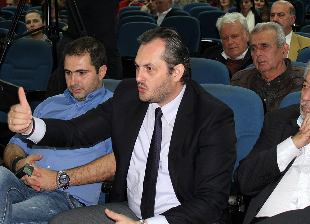 Δημήτρης Λακασάς: Μόνο με την Συνεργασία και την Εξωστρέφεια υπάρχει Ελπίδα Εξόδου από την Κρίση. Με τη συνεχή επιβολή και αύξηση φόρων (Καμπύλη Laffer) μειώνονται δραματικά τα έσοδα λόγω της δημιουργίας αντικινήτρων, κατά κάποιον τρόπο τιμωρείται η αύξηση της παραγωγής.  Τη Δευτέρα 4-12-2017 οι φίλοι της Σχολής Γονέων - Ανοιχτού Πανεπιστημίου Κατερίνης - είχαν την ευκαιρία να απολαύσουν μία πρωτότυπη ομιλία, καινοτόμα για την επιχειρηματική πραγματικότητα, από τον κ. Δημήτριο Λακασά, πρόεδρο Δ.Σ. της Olympia Electronics Α.Ε., επικεφαλής think tank του Συνδέσμου Εξαγωγέων Βορείου Ελλάδος. Η εκδήλωση πραγματοποιήθηκε στο συνεδριακό κέντρο του Δήμου Κατερίνης (Εκάβη) σε Συνδιοργάνωση με το Επιμελητήριο Πιερίας.