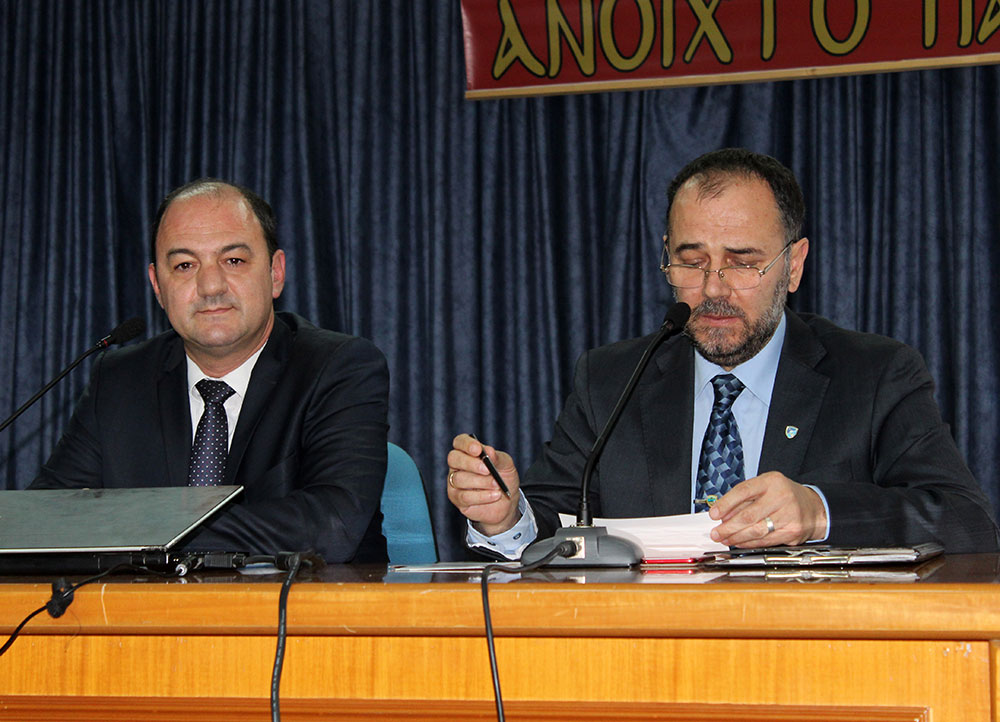 Δημήτρης Λακασάς: Μόνο με την Συνεργασία και την Εξωστρέφεια υπάρχει Ελπίδα Εξόδου από την Κρίση. Με τη συνεχή επιβολή και αύξηση φόρων (Καμπύλη Laffer) μειώνονται δραματικά τα έσοδα λόγω της δημιουργίας αντικινήτρων, κατά κάποιον τρόπο τιμωρείται η αύξηση της παραγωγής.  Τη Δευτέρα 4-12-2017 οι φίλοι της Σχολής Γονέων - Ανοιχτού Πανεπιστημίου Κατερίνης - είχαν την ευκαιρία να απολαύσουν μία πρωτότυπη ομιλία, καινοτόμα για την επιχειρηματική πραγματικότητα, από τον κ. Δημήτριο Λακασά, πρόεδρο Δ.Σ. της Olympia Electronics Α.Ε., επικεφαλής think tank του Συνδέσμου Εξαγωγέων Βορείου Ελλάδος. Η εκδήλωση πραγματοποιήθηκε στο συνεδριακό κέντρο του Δήμου Κατερίνης (Εκάβη) σε Συνδιοργάνωση με το Επιμελητήριο Πιερίας.