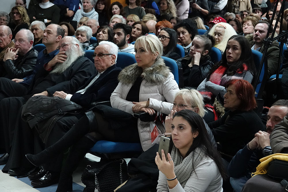 Το αδιαχώρητο σημειώθηκε στο Συνεδριακό Κέντρο της Κατερίνης την Δευτέρα 10 Δεκεμβρίου 2018, όπου περισσότερα από 1200 άτομα κατέκλυσαν και τις 2 αίθουσες, τους διαδρόμους και το κλιμακοστάσιο στην ομιλία του «χαρισματικού» π.Ανδρέα Κονάνου με το άκρως ενδιαφέρον και προκλητικό θέμα «Συμβιώνοντας με δύσκολους χαρακτήρες»