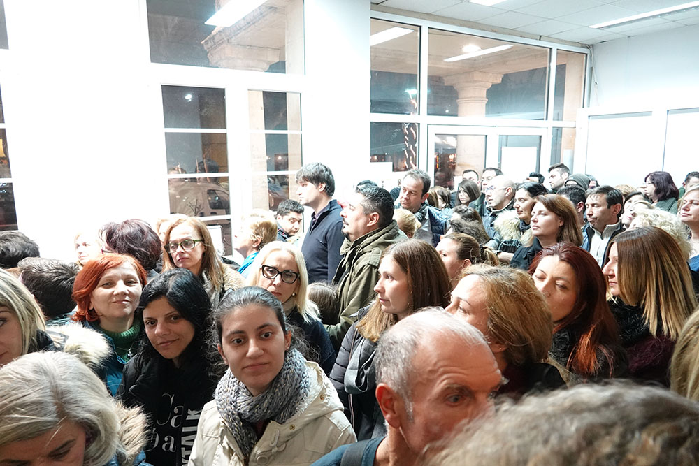 Το αδιαχώρητο σημειώθηκε στο Συνεδριακό Κέντρο της Κατερίνης την Δευτέρα 10 Δεκεμβρίου 2018, όπου περισσότερα από 1200 άτομα κατέκλυσαν και τις 2 αίθουσες, τους διαδρόμους και το κλιμακοστάσιο στην ομιλία του «χαρισματικού»π.Ανδρέα Κονάνουμε το άκρως ενδιαφέρον και προκλητικό θέμα  «Συμβιώνοντας με δύσκολους χαρακτήρες»