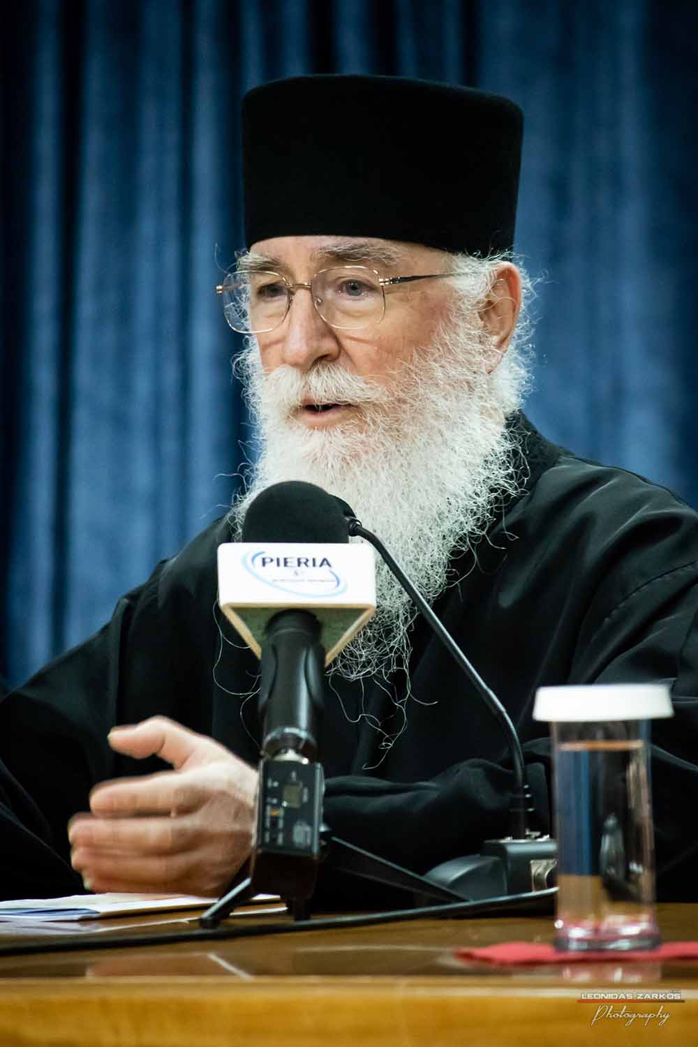 H Σχολή Γονέων- Ανοιχτό Πανεπιστήμιο Κατερίνης συμπλήρωσε τον κύκλο ομιλιών των τριάντα συνεχών ετών λειτουργίας της με μια πολύ διδακτική επετειακή ομιλία. Καλεσμένος ομιλητής της εκδήλωσης ήταν ο γέρων της Ιεράς Καλύβης των Αγίων Αποστόλων&nbsp; του Αγίου Όρους π. Νίκων. Το θέμα του ήταν η συνέχεια και το δεύτερο μέρος παλαιότερης ομιλίας του με θέμα «Η Κατάκριση»