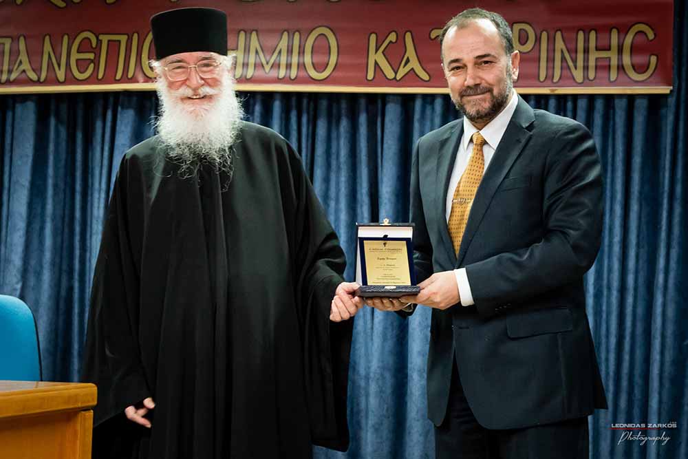 H Σχολή Γονέων- Ανοιχτό Πανεπιστήμιο Κατερίνης συμπλήρωσε τον κύκλο ομιλιών των τριάντα συνεχών ετών λειτουργίας της με μια πολύ διδακτική επετειακή ομιλία. Καλεσμένος ομιλητής της εκδήλωσης ήταν ο γέρων της Ιεράς Καλύβης των Αγίων Αποστόλων&nbsp; του Αγίου Όρους π. Νίκων. Το θέμα του ήταν η συνέχεια και το δεύτερο μέρος παλαιότερης ομιλίας του με θέμα «Η Κατάκριση»