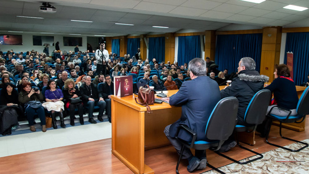 Με μεγάλη επιτυχία και πλήρη αποδοχή του κόσμου πραγματοποιήθηκε&nbsp; μια ενδιαφέρουσα&nbsp; ομιλία σήμερα στις 25 Φεβρουαρίου 2019&nbsp; με επίσημο καλεσμένο κ. Νίκο Λυγερό στη Σχολή Γονέων-Ανοιχτό Πανεπιστήμιο Κατερίνης. Ο κος Νίκος Λυγερός είναι καθηγητής, ερευνητής&nbsp; μα κυρίως στρατηγικός &nbsp;αναλυτής. Στο Συνεδριακό Κέντρο της Κατερίνης&nbsp; παρουσιάστηκε&nbsp; διάλεξη με θέμα "Στρατηγική Έξυπνη Ιστορία"&nbsp; και στην εκδήλωση&nbsp; συνδιοργανωτής &nbsp;ήταν το Κέντρο Ξένων Γλωσσών Κλιγγοπούλου Ρεβέκκα.