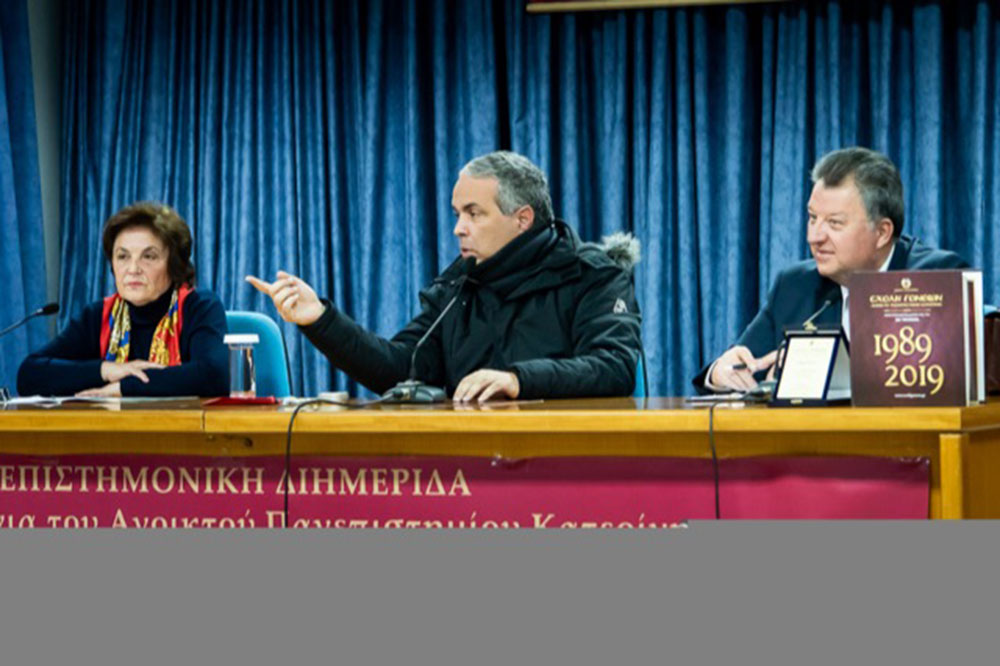 Με μεγάλη επιτυχία και πλήρη αποδοχή του κόσμου πραγματοποιήθηκε&nbsp; μια ενδιαφέρουσα&nbsp; ομιλία σήμερα στις 25 Φεβρουαρίου 2019&nbsp; με επίσημο καλεσμένο κ. Νίκο Λυγερό στη Σχολή Γονέων-Ανοιχτό Πανεπιστήμιο Κατερίνης. Ο κος Νίκος Λυγερός είναι καθηγητής, ερευνητής&nbsp; μα κυρίως στρατηγικός &nbsp;αναλυτής. Στο Συνεδριακό Κέντρο της Κατερίνης&nbsp; παρουσιάστηκε&nbsp; διάλεξη με θέμα "Στρατηγική Έξυπνη Ιστορία"&nbsp; και στην εκδήλωση&nbsp; συνδιοργανωτής &nbsp;ήταν το Κέντρο Ξένων Γλωσσών Κλιγγοπούλου Ρεβέκκα.