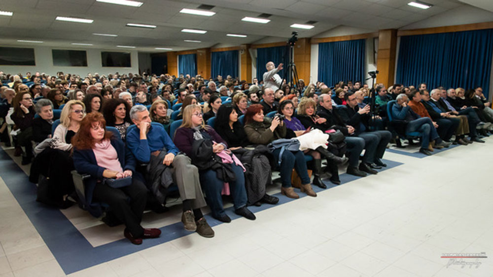 Με μεγάλη επιτυχία και πλήρη αποδοχή του κόσμου πραγματοποιήθηκε&nbsp; μια ενδιαφέρουσα&nbsp; ομιλία σήμερα στις 25 Φεβρουαρίου 2019&nbsp; με επίσημο καλεσμένο κ. Νίκο Λυγερό στη Σχολή Γονέων-Ανοιχτό Πανεπιστήμιο Κατερίνης. Ο κος Νίκος Λυγερός είναι καθηγητής, ερευνητής&nbsp; μα κυρίως στρατηγικός &nbsp;αναλυτής. Στο Συνεδριακό Κέντρο της Κατερίνης&nbsp; παρουσιάστηκε&nbsp; διάλεξη με θέμα "Στρατηγική Έξυπνη Ιστορία"&nbsp; και στην εκδήλωση&nbsp; συνδιοργανωτής &nbsp;ήταν το Κέντρο Ξένων Γλωσσών Κλιγγοπούλου Ρεβέκκα.