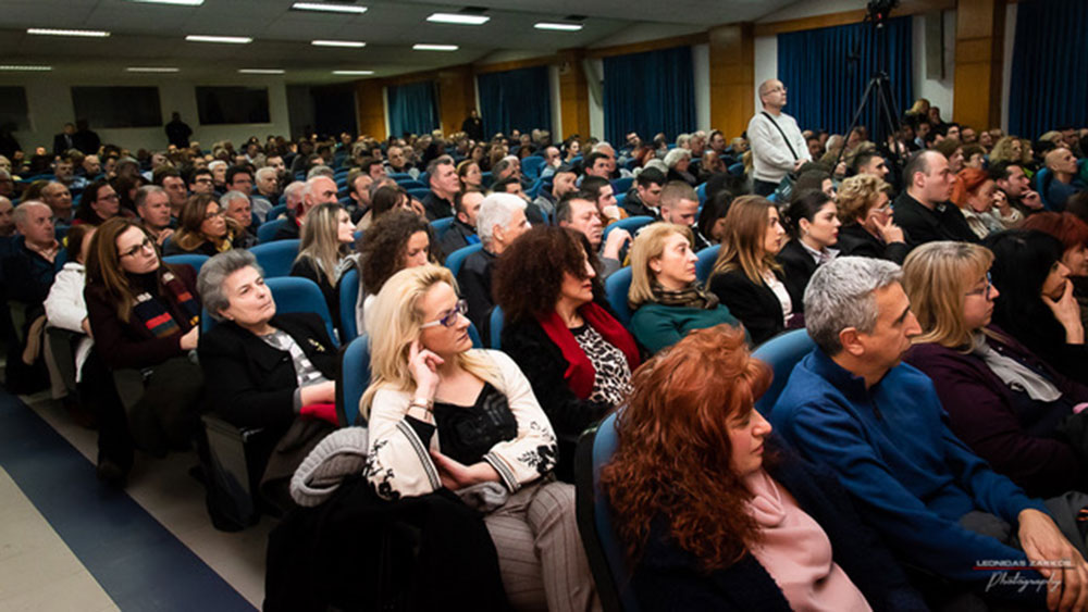 Με μεγάλη επιτυχία και πλήρη αποδοχή του κόσμου πραγματοποιήθηκε&nbsp; μια ενδιαφέρουσα&nbsp; ομιλία σήμερα στις 25 Φεβρουαρίου 2019&nbsp; με επίσημο καλεσμένο κ. Νίκο Λυγερό στη Σχολή Γονέων-Ανοιχτό Πανεπιστήμιο Κατερίνης. Ο κος Νίκος Λυγερός είναι καθηγητής, ερευνητής&nbsp; μα κυρίως στρατηγικός &nbsp;αναλυτής. Στο Συνεδριακό Κέντρο της Κατερίνης&nbsp; παρουσιάστηκε&nbsp; διάλεξη με θέμα "Στρατηγική Έξυπνη Ιστορία"&nbsp; και στην εκδήλωση&nbsp; συνδιοργανωτής &nbsp;ήταν το Κέντρο Ξένων Γλωσσών Κλιγγοπούλου Ρεβέκκα.