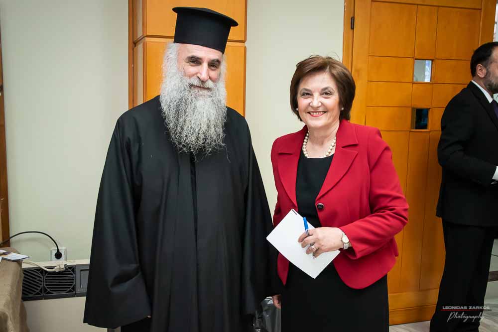 Με μεγάλη επιτυχία, σε μια κατάμεστη αίθουσα και με πλήρη αποδοχή του κόσμου πραγματοποιήθηκε το Σάββατο 30 Μαρτίου 2019 το 3ο Διήμερο Επιστημονικό Συνέδριο της Σχολής Γονέων - Ανοικτό Πανεπιστήμιο Κατερίνης. Τον λόγο πήρε ο Δήμαρχος Κατερίνης κ. Σάββας Χιονίδης, όποιος αναφέρθηκε στην γέννηση της Ιδέας της Σχολής Γονέων από τον πρώτο πρόεδρο κ. Δημήτριος Δημηνά. Άξιος συνεχιστής του έργου του αναδείχθηκε ο νύν Πρόεδρος κ. Κωνσταντίνος Κορομπίλης, όποιος κάνει γνωστό το έργο της Σχολής στα πέρατα της γης. Ο μητροπολίτης Κατερίνης, Κίτρους και Πλαταμώνος κ. Γεώργιος τόνισε την σπουδαιότητα της ύπαρξης μιας τέτοιας Σχολής, ένα Ανοικτό Πανεπιστήμιο για όλους τους ανθρώπους. Στην συνέχεια μίλησε ο κ. Στ. Παπαθεμελής, ο οποίος αξιολογώντας το συνολικό έργο της Σχολής διέκρινε την ανάδειξη της Ελληνικότητας ως το μεγαλύτερο αγαθό. Ο πρόεδρος της Σχολής Γονέων κ. Κ. Κορομπίλης στον χαιρετισμό του ευχαρίστησε το πλήθος του κόσμου που αγκάλιασε το έργο του Σχολής αλλά και όσους συνέδραμαν για να ολοκληρωθεί. Επεσήμανε την σπουδαιότητα της ύπαρξης της σχολής για την αφύπνιση και την πνευματική αναγέννηση του ανθρώπου. Χαιρέτισε την Ομογένεια (η οποία έβλεπε σε live streming την εκδήλωση) αναφέροντας ότι μόνο τον τελευταίο χρόνο είχαμε 6.400.000 λεπτά θέασης σε 110 χώρες! Στον συντονισμό και παρουσίαση βρισκόταν η έγκριτη και γνωστή δημοσιογράφος κ. Βίκυ Φλέσσα.