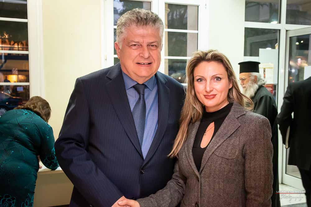 Με μεγάλη επιτυχία, σε μια κατάμεστη αίθουσα και με πλήρη αποδοχή του κόσμου πραγματοποιήθηκε το Σάββατο 30 Μαρτίου 2019 το 3ο Διήμερο Επιστημονικό Συνέδριο της Σχολής Γονέων - Ανοικτό Πανεπιστήμιο Κατερίνης. Τον λόγο πήρε ο Δήμαρχος Κατερίνης κ. Σάββας Χιονίδης, όποιος αναφέρθηκε στην γέννηση της Ιδέας της Σχολής Γονέων από τον πρώτο πρόεδρο κ. Δημήτριος Δημηνά. Άξιος συνεχιστής του έργου του αναδείχθηκε ο νύν Πρόεδρος κ. Κωνσταντίνος Κορομπίλης, όποιος κάνει γνωστό το έργο της Σχολής στα πέρατα της γης. Ο μητροπολίτης Κατερίνης, Κίτρους και Πλαταμώνος κ. Γεώργιος τόνισε την σπουδαιότητα της ύπαρξης μιας τέτοιας Σχολής, ένα Ανοικτό Πανεπιστήμιο για όλους τους ανθρώπους. Στην συνέχεια μίλησε ο κ. Στ. Παπαθεμελής, ο οποίος αξιολογώντας το συνολικό έργο της Σχολής διέκρινε την ανάδειξη της Ελληνικότητας ως το μεγαλύτερο αγαθό. Ο πρόεδρος της Σχολής Γονέων κ. Κ. Κορομπίλης στον χαιρετισμό του ευχαρίστησε το πλήθος του κόσμου που αγκάλιασε το έργο του Σχολής αλλά και όσους συνέδραμαν για να ολοκληρωθεί. Επεσήμανε την σπουδαιότητα της ύπαρξης της σχολής για την αφύπνιση και την πνευματική αναγέννηση του ανθρώπου. Χαιρέτισε την Ομογένεια (η οποία έβλεπε σε live streming την εκδήλωση) αναφέροντας ότι μόνο τον τελευταίο χρόνο είχαμε 6.400.000 λεπτά θέασης σε 110 χώρες! Στον συντονισμό και παρουσίαση βρισκόταν η έγκριτη και γνωστή δημοσιογράφος κ. Βίκυ Φλέσσα.