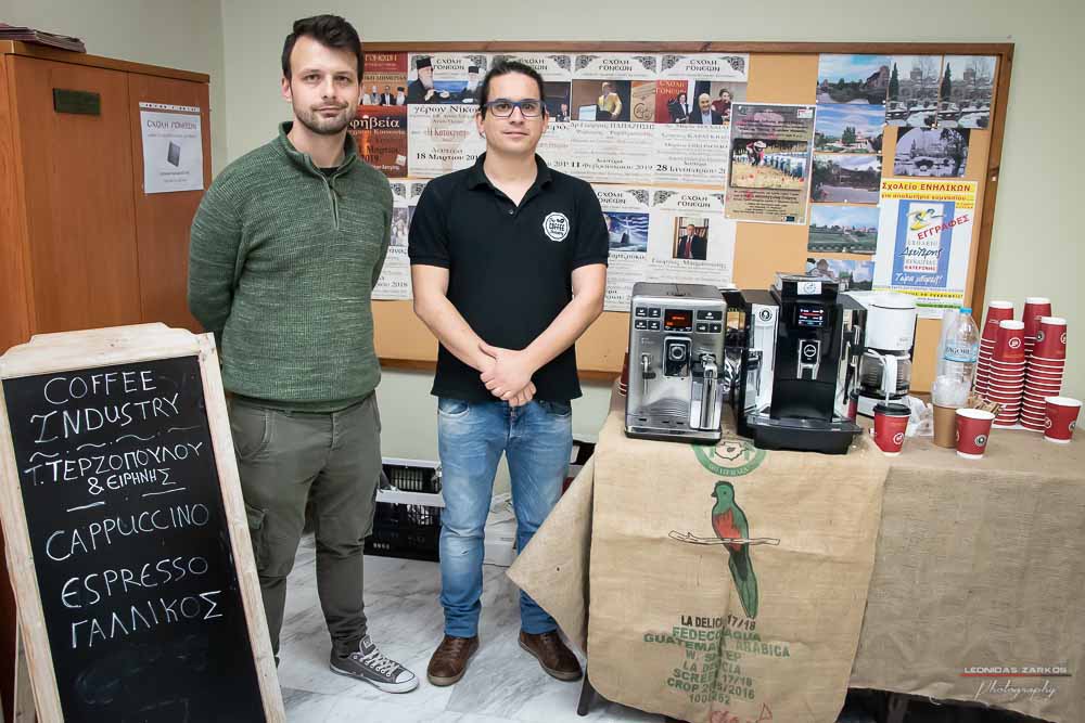Με μεγάλη επιτυχία, σε μια κατάμεστη αίθουσα και με πλήρη αποδοχή του κόσμου πραγματοποιήθηκε το Σάββατο 30 Μαρτίου 2019 το 3ο Διήμερο Επιστημονικό Συνέδριο της Σχολής Γονέων - Ανοικτό Πανεπιστήμιο Κατερίνης. Τον λόγο πήρε ο Δήμαρχος Κατερίνης κ. Σάββας Χιονίδης, όποιος αναφέρθηκε στην γέννηση της Ιδέας της Σχολής Γονέων από τον πρώτο πρόεδρο κ. Δημήτριος Δημηνά. Άξιος συνεχιστής του έργου του αναδείχθηκε ο νύν Πρόεδρος κ. Κωνσταντίνος Κορομπίλης, όποιος κάνει γνωστό το έργο της Σχολής στα πέρατα της γης. Ο μητροπολίτης Κατερίνης, Κίτρους και Πλαταμώνος κ. Γεώργιος τόνισε την σπουδαιότητα της ύπαρξης μιας τέτοιας Σχολής, ένα Ανοικτό Πανεπιστήμιο για όλους τους ανθρώπους. Στην συνέχεια μίλησε ο κ. Στ. Παπαθεμελής, ο οποίος αξιολογώντας το συνολικό έργο της Σχολής διέκρινε την ανάδειξη της Ελληνικότητας ως το μεγαλύτερο αγαθό. Ο πρόεδρος της Σχολής Γονέων κ. Κ. Κορομπίλης στον χαιρετισμό του ευχαρίστησε το πλήθος του κόσμου που αγκάλιασε το έργο του Σχολής αλλά και όσους συνέδραμαν για να ολοκληρωθεί. Επεσήμανε την σπουδαιότητα της ύπαρξης της σχολής για την αφύπνιση και την πνευματική αναγέννηση του ανθρώπου. Χαιρέτισε την Ομογένεια (η οποία έβλεπε σε live streming την εκδήλωση) αναφέροντας ότι μόνο τον τελευταίο χρόνο είχαμε 6.400.000 λεπτά θέασης σε 110 χώρες! Στον συντονισμό και παρουσίαση βρισκόταν η έγκριτη και γνωστή δημοσιογράφος κ. Βίκυ Φλέσσα.