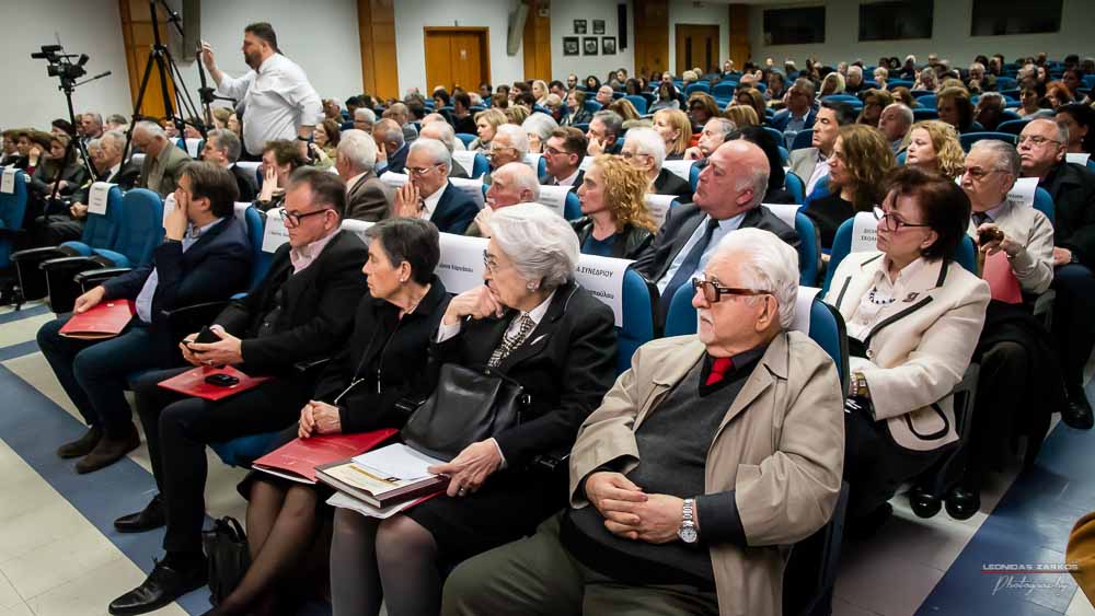 Με μεγάλη επιτυχία, σε μια κατάμεστη αίθουσα και με πλήρη αποδοχή του κόσμου πραγματοποιήθηκε το Σάββατο 30 Μαρτίου 2019 το 3ο Διήμερο Επιστημονικό Συνέδριο της Σχολής Γονέων - Ανοικτό Πανεπιστήμιο Κατερίνης. Τον λόγο πήρε ο Δήμαρχος Κατερίνης κ. Σάββας Χιονίδης, όποιος αναφέρθηκε στην γέννηση της Ιδέας της Σχολής Γονέων από τον πρώτο πρόεδρο κ. Δημήτριος Δημηνά. Άξιος συνεχιστής του έργου του αναδείχθηκε ο νύν Πρόεδρος κ. Κωνσταντίνος Κορομπίλης, όποιος κάνει γνωστό το έργο της Σχολής στα πέρατα της γης. Ο μητροπολίτης Κατερίνης, Κίτρους και Πλαταμώνος κ. Γεώργιος τόνισε την σπουδαιότητα της ύπαρξης μιας τέτοιας Σχολής, ένα Ανοικτό Πανεπιστήμιο για όλους τους ανθρώπους. Στην συνέχεια μίλησε ο κ. Στ. Παπαθεμελής, ο οποίος αξιολογώντας το συνολικό έργο της Σχολής διέκρινε την ανάδειξη της Ελληνικότητας ως το μεγαλύτερο αγαθό. Ο πρόεδρος της Σχολής Γονέων κ. Κ. Κορομπίλης στον χαιρετισμό του ευχαρίστησε το πλήθος του κόσμου που αγκάλιασε το έργο του Σχολής αλλά και όσους συνέδραμαν για να ολοκληρωθεί. Επεσήμανε την σπουδαιότητα της ύπαρξης της σχολής για την αφύπνιση και την πνευματική αναγέννηση του ανθρώπου. Χαιρέτισε την Ομογένεια (η οποία έβλεπε σε live streming την εκδήλωση) αναφέροντας ότι μόνο τον τελευταίο χρόνο είχαμε 6.400.000 λεπτά θέασης σε 110 χώρες! Στον συντονισμό και παρουσίαση βρισκόταν η έγκριτη και γνωστή δημοσιογράφος κ. Βίκυ Φλέσσα.