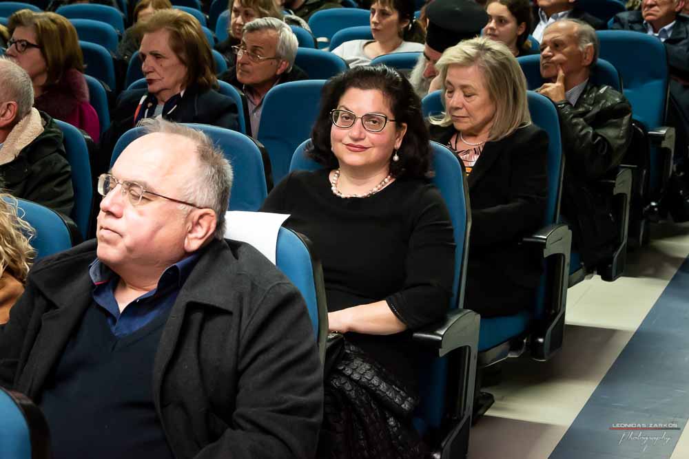 Με μεγάλη επιτυχία, σε μια κατάμεστη αίθουσα και με πλήρη αποδοχή του κόσμου πραγματοποιήθηκε το Σάββατο 30 Μαρτίου 2019 το 3ο Διήμερο Επιστημονικό Συνέδριο της Σχολής Γονέων - Ανοικτό Πανεπιστήμιο Κατερίνης. Τον λόγο πήρε ο Δήμαρχος Κατερίνης κ. Σάββας Χιονίδης, όποιος αναφέρθηκε στην γέννηση της Ιδέας της Σχολής Γονέων από τον πρώτο πρόεδρο κ. Δημήτριος Δημηνά. Άξιος συνεχιστής του έργου του αναδείχθηκε ο νύν Πρόεδρος κ. Κωνσταντίνος Κορομπίλης, όποιος κάνει γνωστό το έργο της Σχολής στα πέρατα της γης. Ο μητροπολίτης Κατερίνης, Κίτρους και Πλαταμώνος κ. Γεώργιος τόνισε την σπουδαιότητα της ύπαρξης μιας τέτοιας Σχολής, ένα Ανοικτό Πανεπιστήμιο για όλους τους ανθρώπους. Στην συνέχεια μίλησε ο κ. Στ. Παπαθεμελής, ο οποίος αξιολογώντας το συνολικό έργο της Σχολής διέκρινε την ανάδειξη της Ελληνικότητας ως το μεγαλύτερο αγαθό. Ο πρόεδρος της Σχολής Γονέων κ. Κ. Κορομπίλης στον χαιρετισμό του ευχαρίστησε το πλήθος του κόσμου που αγκάλιασε το έργο του Σχολής αλλά και όσους συνέδραμαν για να ολοκληρωθεί. Επεσήμανε την σπουδαιότητα της ύπαρξης της σχολής για την αφύπνιση και την πνευματική αναγέννηση του ανθρώπου. Χαιρέτισε την Ομογένεια (η οποία έβλεπε σε live streming την εκδήλωση) αναφέροντας ότι μόνο τον τελευταίο χρόνο είχαμε 6.400.000 λεπτά θέασης σε 110 χώρες! Στον συντονισμό και παρουσίαση βρισκόταν η έγκριτη και γνωστή δημοσιογράφος κ. Βίκυ Φλέσσα.