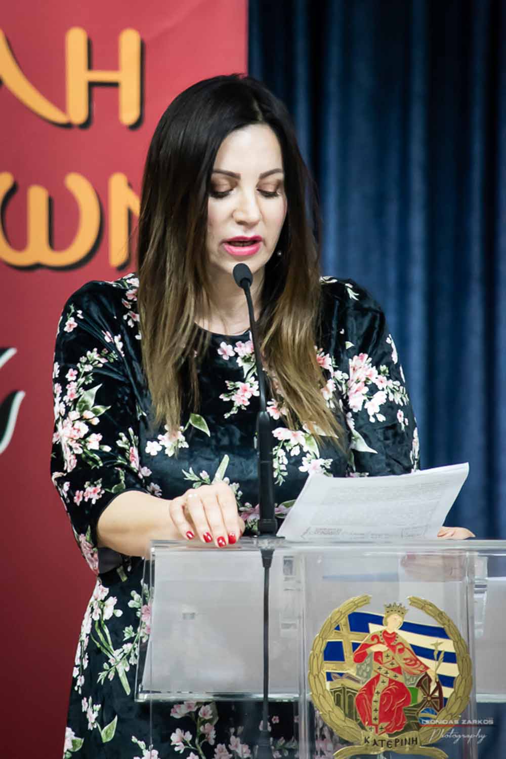 Με μεγάλη επιτυχία, σε μια κατάμεστη αίθουσα και με πλήρη αποδοχή του κόσμου πραγματοποιήθηκε το Σάββατο 30 Μαρτίου 2019 το 3ο Διήμερο Επιστημονικό Συνέδριο της Σχολής Γονέων - Ανοικτό Πανεπιστήμιο Κατερίνης. Τον λόγο πήρε ο Δήμαρχος Κατερίνης κ. Σάββας Χιονίδης, όποιος αναφέρθηκε στην γέννηση της Ιδέας της Σχολής Γονέων από τον πρώτο πρόεδρο κ. Δημήτριος Δημηνά. Άξιος συνεχιστής του έργου του αναδείχθηκε ο νύν Πρόεδρος κ. Κωνσταντίνος Κορομπίλης, όποιος κάνει γνωστό το έργο της Σχολής στα πέρατα της γης. Ο μητροπολίτης Κατερίνης, Κίτρους και Πλαταμώνος κ. Γεώργιος τόνισε την σπουδαιότητα της ύπαρξης μιας τέτοιας Σχολής, ένα Ανοικτό Πανεπιστήμιο για όλους τους ανθρώπους. Στην συνέχεια μίλησε ο κ. Στ. Παπαθεμελής, ο οποίος αξιολογώντας το συνολικό έργο της Σχολής διέκρινε την ανάδειξη της Ελληνικότητας ως το μεγαλύτερο αγαθό. Ο πρόεδρος της Σχολής Γονέων κ. Κ. Κορομπίλης στον χαιρετισμό του ευχαρίστησε το πλήθος του κόσμου που αγκάλιασε το έργο του Σχολής αλλά και όσους συνέδραμαν για να ολοκληρωθεί. Επεσήμανε την σπουδαιότητα της ύπαρξης της σχολής για την αφύπνιση και την πνευματική αναγέννηση του ανθρώπου. Χαιρέτισε την Ομογένεια (η οποία έβλεπε σε live streming την εκδήλωση) αναφέροντας ότι μόνο τον τελευταίο χρόνο είχαμε 6.400.000 λεπτά θέασης σε 110 χώρες! Στον συντονισμό και παρουσίαση βρισκόταν η έγκριτη και γνωστή δημοσιογράφος κ. Βίκυ Φλέσσα.