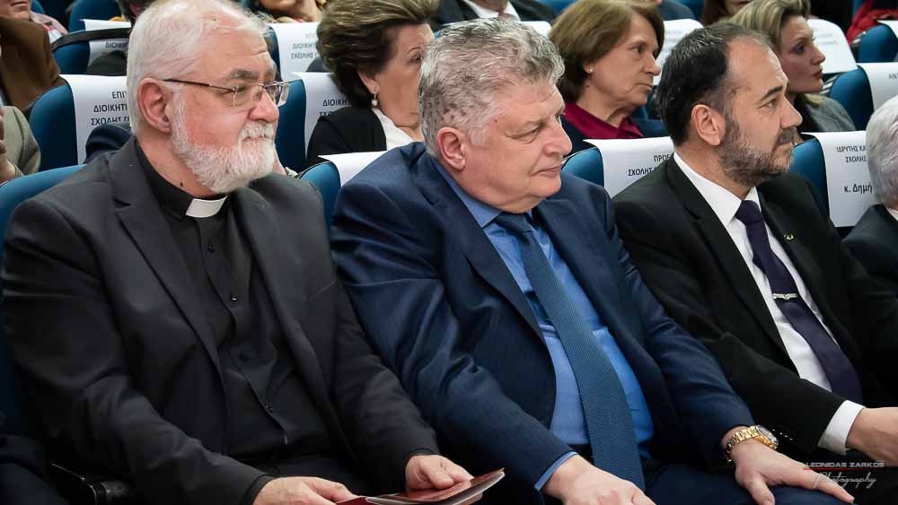 Με μεγάλη επιτυχία, σε μια κατάμεστη αίθουσα και με πλήρη αποδοχή του κόσμου πραγματοποιήθηκε το Σάββατο 30 Μαρτίου 2019 το 3ο Διήμερο Επιστημονικό Συνέδριο της Σχολής Γονέων - Ανοικτό Πανεπιστήμιο Κατερίνης. Τον λόγο πήρε ο Δήμαρχος Κατερίνης κ. Σάββας Χιονίδης, όποιος αναφέρθηκε στην γέννηση της Ιδέας της Σχολής Γονέων από τον πρώτο πρόεδρο κ. Δημήτριος Δημηνά. Άξιος συνεχιστής του έργου του αναδείχθηκε ο νύν Πρόεδρος κ. Κωνσταντίνος Κορομπίλης, όποιος κάνει γνωστό το έργο της Σχολής στα πέρατα της γης. Ο μητροπολίτης Κατερίνης, Κίτρους και Πλαταμώνος κ. Γεώργιος τόνισε την σπουδαιότητα της ύπαρξης μιας τέτοιας Σχολής, ένα Ανοικτό Πανεπιστήμιο για όλους τους ανθρώπους. Στην συνέχεια μίλησε ο κ. Στ. Παπαθεμελής, ο οποίος αξιολογώντας το συνολικό έργο της Σχολής διέκρινε την ανάδειξη της Ελληνικότητας ως το μεγαλύτερο αγαθό. Ο πρόεδρος της Σχολής Γονέων κ. Κ. Κορομπίλης στον χαιρετισμό του ευχαρίστησε το πλήθος του κόσμου που αγκάλιασε το έργο του Σχολής αλλά και όσους συνέδραμαν για να ολοκληρωθεί. Επεσήμανε την σπουδαιότητα της ύπαρξης της σχολής για την αφύπνιση και την πνευματική αναγέννηση του ανθρώπου. Χαιρέτισε την Ομογένεια (η οποία έβλεπε σε live streming την εκδήλωση) αναφέροντας ότι μόνο τον τελευταίο χρόνο είχαμε 6.400.000 λεπτά θέασης σε 110 χώρες! Στον συντονισμό και παρουσίαση βρισκόταν η έγκριτη και γνωστή δημοσιογράφος κ. Βίκυ Φλέσσα.
