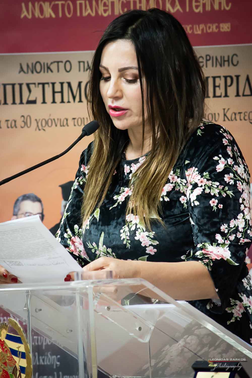 Με μεγάλη επιτυχία, σε μια κατάμεστη αίθουσα και με πλήρη αποδοχή του κόσμου πραγματοποιήθηκε το Σάββατο 30 Μαρτίου 2019 το 3ο Διήμερο Επιστημονικό Συνέδριο της Σχολής Γονέων - Ανοικτό Πανεπιστήμιο Κατερίνης. Τον λόγο πήρε ο Δήμαρχος Κατερίνης κ. Σάββας Χιονίδης, όποιος αναφέρθηκε στην γέννηση της Ιδέας της Σχολής Γονέων από τον πρώτο πρόεδρο κ. Δημήτριος Δημηνά. Άξιος συνεχιστής του έργου του αναδείχθηκε ο νύν Πρόεδρος κ. Κωνσταντίνος Κορομπίλης, όποιος κάνει γνωστό το έργο της Σχολής στα πέρατα της γης. Ο μητροπολίτης Κατερίνης, Κίτρους και Πλαταμώνος κ. Γεώργιος τόνισε την σπουδαιότητα της ύπαρξης μιας τέτοιας Σχολής, ένα Ανοικτό Πανεπιστήμιο για όλους τους ανθρώπους. Στην συνέχεια μίλησε ο κ. Στ. Παπαθεμελής, ο οποίος αξιολογώντας το συνολικό έργο της Σχολής διέκρινε την ανάδειξη της Ελληνικότητας ως το μεγαλύτερο αγαθό. Ο πρόεδρος της Σχολής Γονέων κ. Κ. Κορομπίλης στον χαιρετισμό του ευχαρίστησε το πλήθος του κόσμου που αγκάλιασε το έργο του Σχολής αλλά και όσους συνέδραμαν για να ολοκληρωθεί. Επεσήμανε την σπουδαιότητα της ύπαρξης της σχολής για την αφύπνιση και την πνευματική αναγέννηση του ανθρώπου. Χαιρέτισε την Ομογένεια (η οποία έβλεπε σε live streming την εκδήλωση) αναφέροντας ότι μόνο τον τελευταίο χρόνο είχαμε 6.400.000 λεπτά θέασης σε 110 χώρες! Στον συντονισμό και παρουσίαση βρισκόταν η έγκριτη και γνωστή δημοσιογράφος κ. Βίκυ Φλέσσα.