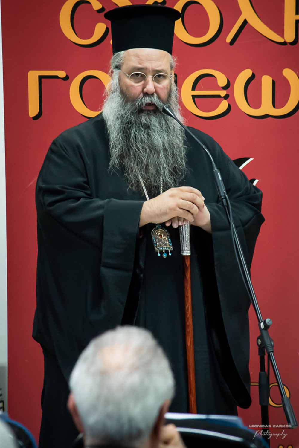 Με μεγάλη επιτυχία, σε μια κατάμεστη αίθουσα και με πλήρη αποδοχή του κόσμου πραγματοποιήθηκε το Σάββατο 30 Μαρτίου 2019 το 3ο Διήμερο Επιστημονικό Συνέδριο της Σχολής Γονέων - Ανοικτό Πανεπιστήμιο Κατερίνης. Τον λόγο πήρε ο Δήμαρχος Κατερίνης κ. Σάββας Χιονίδης, όποιος αναφέρθηκε στην γέννηση της Ιδέας της Σχολής Γονέων από τον πρώτο πρόεδρο κ. Δημήτριος Δημηνά. Άξιος συνεχιστής του έργου του αναδείχθηκε ο νύν Πρόεδρος κ. Κωνσταντίνος Κορομπίλης, όποιος κάνει γνωστό το έργο της Σχολής στα πέρατα της γης. Ο μητροπολίτης Κατερίνης, Κίτρους και Πλαταμώνος κ. Γεώργιος τόνισε την σπουδαιότητα της ύπαρξης μιας τέτοιας Σχολής, ένα Ανοικτό Πανεπιστήμιο για όλους τους ανθρώπους. Στην συνέχεια μίλησε ο κ. Στ. Παπαθεμελής, ο οποίος αξιολογώντας το συνολικό έργο της Σχολής διέκρινε την ανάδειξη της Ελληνικότητας ως το μεγαλύτερο αγαθό. Ο πρόεδρος της Σχολής Γονέων κ. Κ. Κορομπίλης στον χαιρετισμό του ευχαρίστησε το πλήθος του κόσμου που αγκάλιασε το έργο του Σχολής αλλά και όσους συνέδραμαν για να ολοκληρωθεί. Επεσήμανε την σπουδαιότητα της ύπαρξης της σχολής για την αφύπνιση και την πνευματική αναγέννηση του ανθρώπου. Χαιρέτισε την Ομογένεια (η οποία έβλεπε σε live streming την εκδήλωση) αναφέροντας ότι μόνο τον τελευταίο χρόνο είχαμε 6.400.000 λεπτά θέασης σε 110 χώρες! Στον συντονισμό και παρουσίαση βρισκόταν η έγκριτη και γνωστή δημοσιογράφος κ. Βίκυ Φλέσσα.
