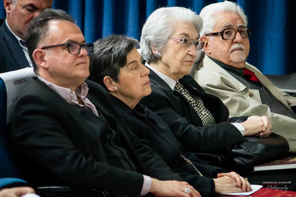 Με μεγάλη επιτυχία, σε μια κατάμεστη αίθουσα και με πλήρη αποδοχή του κόσμου πραγματοποιήθηκε το Σάββατο 30 Μαρτίου 2019 το 3ο Διήμερο Επιστημονικό Συνέδριο της Σχολής Γονέων - Ανοικτό Πανεπιστήμιο Κατερίνης. Τον λόγο πήρε ο Δήμαρχος Κατερίνης κ. Σάββας Χιονίδης, όποιος αναφέρθηκε στην γέννηση της Ιδέας της Σχολής Γονέων από τον πρώτο πρόεδρο κ. Δημήτριος Δημηνά. Άξιος συνεχιστής του έργου του αναδείχθηκε ο νύν Πρόεδρος κ. Κωνσταντίνος Κορομπίλης, όποιος κάνει γνωστό το έργο της Σχολής στα πέρατα της γης. Ο μητροπολίτης Κατερίνης, Κίτρους και Πλαταμώνος κ. Γεώργιος τόνισε την σπουδαιότητα της ύπαρξης μιας τέτοιας Σχολής, ένα Ανοικτό Πανεπιστήμιο για όλους τους ανθρώπους. Στην συνέχεια μίλησε ο κ. Στ. Παπαθεμελής, ο οποίος αξιολογώντας το συνολικό έργο της Σχολής διέκρινε την ανάδειξη της Ελληνικότητας ως το μεγαλύτερο αγαθό. Ο πρόεδρος της Σχολής Γονέων κ. Κ. Κορομπίλης στον χαιρετισμό του ευχαρίστησε το πλήθος του κόσμου που αγκάλιασε το έργο του Σχολής αλλά και όσους συνέδραμαν για να ολοκληρωθεί. Επεσήμανε την σπουδαιότητα της ύπαρξης της σχολής για την αφύπνιση και την πνευματική αναγέννηση του ανθρώπου. Χαιρέτισε την Ομογένεια (η οποία έβλεπε σε live streming την εκδήλωση) αναφέροντας ότι μόνο τον τελευταίο χρόνο είχαμε 6.400.000 λεπτά θέασης σε 110 χώρες! Στον συντονισμό και παρουσίαση βρισκόταν η έγκριτη και γνωστή δημοσιογράφος κ. Βίκυ Φλέσσα.