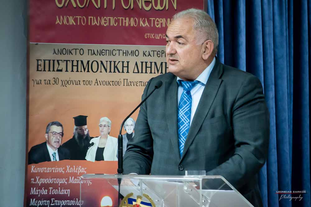 Με μεγάλη επιτυχία, σε μια κατάμεστη αίθουσα και με πλήρη αποδοχή του κόσμου πραγματοποιήθηκε το Σάββατο 30 Μαρτίου 2019 το 3ο Διήμερο Επιστημονικό Συνέδριο της Σχολής Γονέων - Ανοικτό Πανεπιστήμιο Κατερίνης. Τον λόγο πήρε ο Δήμαρχος Κατερίνης κ. Σάββας Χιονίδης, όποιος αναφέρθηκε στην γέννηση της Ιδέας της Σχολής Γονέων από τον πρώτο πρόεδρο κ. Δημήτριος Δημηνά. Άξιος συνεχιστής του έργου του αναδείχθηκε ο νύν Πρόεδρος κ. Κωνσταντίνος Κορομπίλης, όποιος κάνει γνωστό το έργο της Σχολής στα πέρατα της γης. Ο μητροπολίτης Κατερίνης, Κίτρους και Πλαταμώνος κ. Γεώργιος τόνισε την σπουδαιότητα της ύπαρξης μιας τέτοιας Σχολής, ένα Ανοικτό Πανεπιστήμιο για όλους τους ανθρώπους. Στην συνέχεια μίλησε ο κ. Στ. Παπαθεμελής, ο οποίος αξιολογώντας το συνολικό έργο της Σχολής διέκρινε την ανάδειξη της Ελληνικότητας ως το μεγαλύτερο αγαθό. Ο πρόεδρος της Σχολής Γονέων κ. Κ. Κορομπίλης στον χαιρετισμό του ευχαρίστησε το πλήθος του κόσμου που αγκάλιασε το έργο του Σχολής αλλά και όσους συνέδραμαν για να ολοκληρωθεί. Επεσήμανε την σπουδαιότητα της ύπαρξης της σχολής για την αφύπνιση και την πνευματική αναγέννηση του ανθρώπου. Χαιρέτισε την Ομογένεια (η οποία έβλεπε σε live streming την εκδήλωση) αναφέροντας ότι μόνο τον τελευταίο χρόνο είχαμε 6.400.000 λεπτά θέασης σε 110 χώρες! Στον συντονισμό και παρουσίαση βρισκόταν η έγκριτη και γνωστή δημοσιογράφος κ. Βίκυ Φλέσσα.