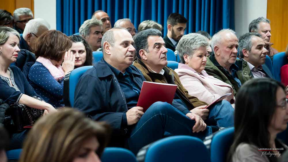 Με μεγάλη επιτυχία, σε μια κατάμεστη αίθουσα και με πλήρη αποδοχή του κόσμου πραγματοποιήθηκε το Σάββατο 30 Μαρτίου 2019 το 3ο Διήμερο Επιστημονικό Συνέδριο της Σχολής Γονέων - Ανοικτό Πανεπιστήμιο Κατερίνης. Τον λόγο πήρε ο Δήμαρχος Κατερίνης κ. Σάββας Χιονίδης, όποιος αναφέρθηκε στην γέννηση της Ιδέας της Σχολής Γονέων από τον πρώτο πρόεδρο κ. Δημήτριος Δημηνά. Άξιος συνεχιστής του έργου του αναδείχθηκε ο νύν Πρόεδρος κ. Κωνσταντίνος Κορομπίλης, όποιος κάνει γνωστό το έργο της Σχολής στα πέρατα της γης. Ο μητροπολίτης Κατερίνης, Κίτρους και Πλαταμώνος κ. Γεώργιος τόνισε την σπουδαιότητα της ύπαρξης μιας τέτοιας Σχολής, ένα Ανοικτό Πανεπιστήμιο για όλους τους ανθρώπους. Στην συνέχεια μίλησε ο κ. Στ. Παπαθεμελής, ο οποίος αξιολογώντας το συνολικό έργο της Σχολής διέκρινε την ανάδειξη της Ελληνικότητας ως το μεγαλύτερο αγαθό. Ο πρόεδρος της Σχολής Γονέων κ. Κ. Κορομπίλης στον χαιρετισμό του ευχαρίστησε το πλήθος του κόσμου που αγκάλιασε το έργο του Σχολής αλλά και όσους συνέδραμαν για να ολοκληρωθεί. Επεσήμανε την σπουδαιότητα της ύπαρξης της σχολής για την αφύπνιση και την πνευματική αναγέννηση του ανθρώπου. Χαιρέτισε την Ομογένεια (η οποία έβλεπε σε live streming την εκδήλωση) αναφέροντας ότι μόνο τον τελευταίο χρόνο είχαμε 6.400.000 λεπτά θέασης σε 110 χώρες! Στον συντονισμό και παρουσίαση βρισκόταν η έγκριτη και γνωστή δημοσιογράφος κ. Βίκυ Φλέσσα.