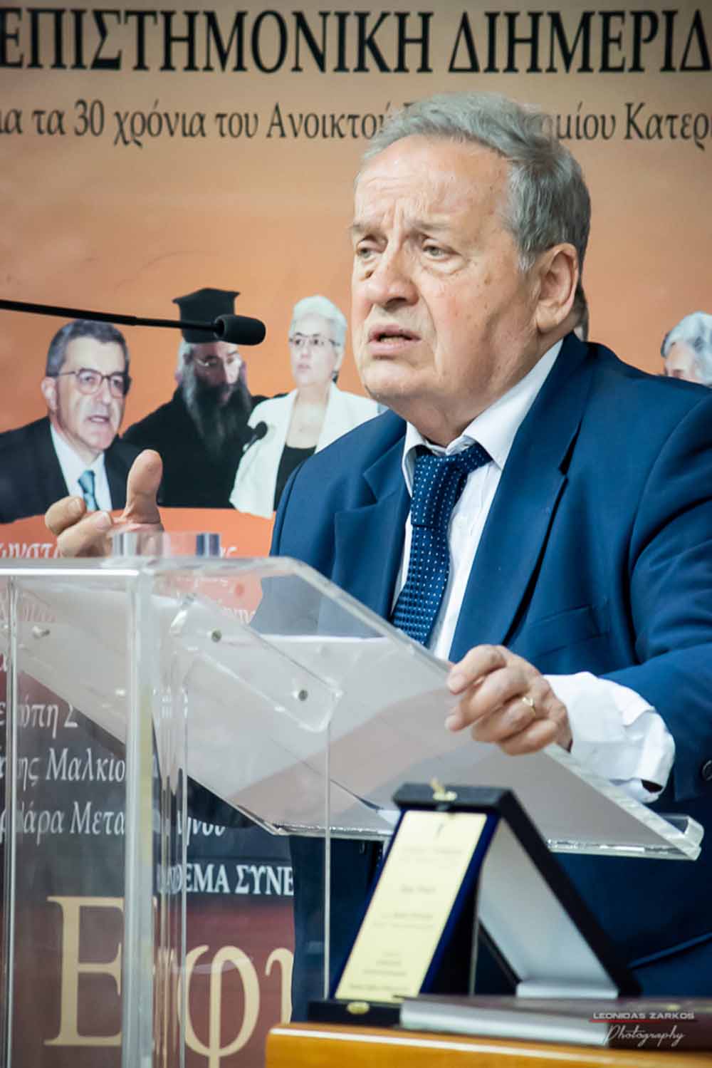 Με μεγάλη επιτυχία, σε μια κατάμεστη αίθουσα και με πλήρη αποδοχή του κόσμου πραγματοποιήθηκε το Σάββατο 30 Μαρτίου 2019 το 3ο Διήμερο Επιστημονικό Συνέδριο της Σχολής Γονέων - Ανοικτό Πανεπιστήμιο Κατερίνης. Τον λόγο πήρε ο Δήμαρχος Κατερίνης κ. Σάββας Χιονίδης, όποιος αναφέρθηκε στην γέννηση της Ιδέας της Σχολής Γονέων από τον πρώτο πρόεδρο κ. Δημήτριος Δημηνά. Άξιος συνεχιστής του έργου του αναδείχθηκε ο νύν Πρόεδρος κ. Κωνσταντίνος Κορομπίλης, όποιος κάνει γνωστό το έργο της Σχολής στα πέρατα της γης. Ο μητροπολίτης Κατερίνης, Κίτρους και Πλαταμώνος κ. Γεώργιος τόνισε την σπουδαιότητα της ύπαρξης μιας τέτοιας Σχολής, ένα Ανοικτό Πανεπιστήμιο για όλους τους ανθρώπους. Στην συνέχεια μίλησε ο κ. Στ. Παπαθεμελής, ο οποίος αξιολογώντας το συνολικό έργο της Σχολής διέκρινε την ανάδειξη της Ελληνικότητας ως το μεγαλύτερο αγαθό. Ο πρόεδρος της Σχολής Γονέων κ. Κ. Κορομπίλης στον χαιρετισμό του ευχαρίστησε το πλήθος του κόσμου που αγκάλιασε το έργο του Σχολής αλλά και όσους συνέδραμαν για να ολοκληρωθεί. Επεσήμανε την σπουδαιότητα της ύπαρξης της σχολής για την αφύπνιση και την πνευματική αναγέννηση του ανθρώπου. Χαιρέτισε την Ομογένεια (η οποία έβλεπε σε live streming την εκδήλωση) αναφέροντας ότι μόνο τον τελευταίο χρόνο είχαμε 6.400.000 λεπτά θέασης σε 110 χώρες! Στον συντονισμό και παρουσίαση βρισκόταν η έγκριτη και γνωστή δημοσιογράφος κ. Βίκυ Φλέσσα.