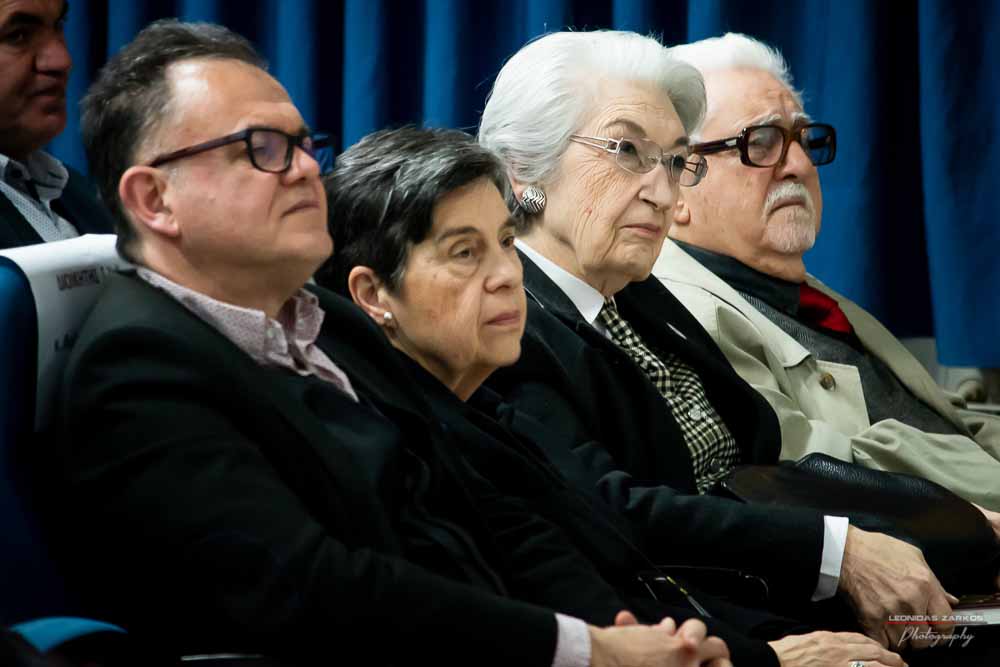 Με μεγάλη επιτυχία, σε μια κατάμεστη αίθουσα και με πλήρη αποδοχή του κόσμου πραγματοποιήθηκε το Σάββατο 30 Μαρτίου 2019 το 3ο Διήμερο Επιστημονικό Συνέδριο της Σχολής Γονέων - Ανοικτό Πανεπιστήμιο Κατερίνης. Τον λόγο πήρε ο Δήμαρχος Κατερίνης κ. Σάββας Χιονίδης, όποιος αναφέρθηκε στην γέννηση της Ιδέας της Σχολής Γονέων από τον πρώτο πρόεδρο κ. Δημήτριος Δημηνά. Άξιος συνεχιστής του έργου του αναδείχθηκε ο νύν Πρόεδρος κ. Κωνσταντίνος Κορομπίλης, όποιος κάνει γνωστό το έργο της Σχολής στα πέρατα της γης. Ο μητροπολίτης Κατερίνης, Κίτρους και Πλαταμώνος κ. Γεώργιος τόνισε την σπουδαιότητα της ύπαρξης μιας τέτοιας Σχολής, ένα Ανοικτό Πανεπιστήμιο για όλους τους ανθρώπους. Στην συνέχεια μίλησε ο κ. Στ. Παπαθεμελής, ο οποίος αξιολογώντας το συνολικό έργο της Σχολής διέκρινε την ανάδειξη της Ελληνικότητας ως το μεγαλύτερο αγαθό. Ο πρόεδρος της Σχολής Γονέων κ. Κ. Κορομπίλης στον χαιρετισμό του ευχαρίστησε το πλήθος του κόσμου που αγκάλιασε το έργο του Σχολής αλλά και όσους συνέδραμαν για να ολοκληρωθεί. Επεσήμανε την σπουδαιότητα της ύπαρξης της σχολής για την αφύπνιση και την πνευματική αναγέννηση του ανθρώπου. Χαιρέτισε την Ομογένεια (η οποία έβλεπε σε live streming την εκδήλωση) αναφέροντας ότι μόνο τον τελευταίο χρόνο είχαμε 6.400.000 λεπτά θέασης σε 110 χώρες! Στον συντονισμό και παρουσίαση βρισκόταν η έγκριτη και γνωστή δημοσιογράφος κ. Βίκυ Φλέσσα.