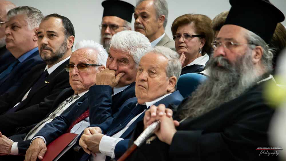 Με μεγάλη επιτυχία, σε μια κατάμεστη αίθουσα και με πλήρη αποδοχή του κόσμου πραγματοποιήθηκε το Σάββατο 30 Μαρτίου 2019 το 3ο Διήμερο Επιστημονικό Συνέδριο της Σχολής Γονέων - Ανοικτό Πανεπιστήμιο Κατερίνης. Τον λόγο πήρε ο Δήμαρχος Κατερίνης κ. Σάββας Χιονίδης, όποιος αναφέρθηκε στην γέννηση της Ιδέας της Σχολής Γονέων από τον πρώτο πρόεδρο κ. Δημήτριος Δημηνά. Άξιος συνεχιστής του έργου του αναδείχθηκε ο νύν Πρόεδρος κ. Κωνσταντίνος Κορομπίλης, όποιος κάνει γνωστό το έργο της Σχολής στα πέρατα της γης. Ο μητροπολίτης Κατερίνης, Κίτρους και Πλαταμώνος κ. Γεώργιος τόνισε την σπουδαιότητα της ύπαρξης μιας τέτοιας Σχολής, ένα Ανοικτό Πανεπιστήμιο για όλους τους ανθρώπους. Στην συνέχεια μίλησε ο κ. Στ. Παπαθεμελής, ο οποίος αξιολογώντας το συνολικό έργο της Σχολής διέκρινε την ανάδειξη της Ελληνικότητας ως το μεγαλύτερο αγαθό. Ο πρόεδρος της Σχολής Γονέων κ. Κ. Κορομπίλης στον χαιρετισμό του ευχαρίστησε το πλήθος του κόσμου που αγκάλιασε το έργο του Σχολής αλλά και όσους συνέδραμαν για να ολοκληρωθεί. Επεσήμανε την σπουδαιότητα της ύπαρξης της σχολής για την αφύπνιση και την πνευματική αναγέννηση του ανθρώπου. Χαιρέτισε την Ομογένεια (η οποία έβλεπε σε live streming την εκδήλωση) αναφέροντας ότι μόνο τον τελευταίο χρόνο είχαμε 6.400.000 λεπτά θέασης σε 110 χώρες! Στον συντονισμό και παρουσίαση βρισκόταν η έγκριτη και γνωστή δημοσιογράφος κ. Βίκυ Φλέσσα.