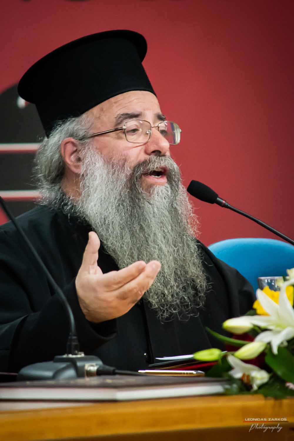 Αρχιμανδρίτης π. Χρυσόστομος Μαϊδώνης Θέμα: "Συνοδοιπορώντας με τους εφήβους της εποχής μας" Συνοδοιπορούμε με τους εφήβους όταν συναναστρεφόμαστε και συνομιλούμε μαζί τους. Τους καταλαβαίνουμε, όταν είμαστε στη μέση ηλικία, όταν τους αντιμετωπίζουμε με αγάπη, ταπείνωση και κατανόηση. Στα σημερινά δύσκολα χρόνια με την πολύωρη εξωτερική δουλειά των γονέων και την πιθανή αποξένωση των συζύγων δεν μένει καιρός για την ψύχραιμη αντιμετώπιση των εφήβων.