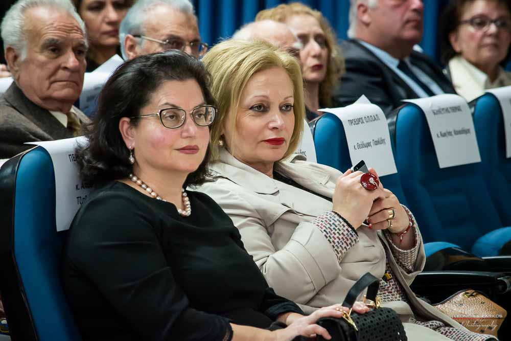 Με μεγάλη επιτυχία, σε μια κατάμεστη αίθουσα και με πλήρη αποδοχή του κόσμου πραγματοποιήθηκε το Σάββατο 30 Μαρτίου 2019 το 3ο Διήμερο Επιστημονικό Συνέδριο της Σχολής Γονέων - Ανοικτό Πανεπιστήμιο Κατερίνης. Τον λόγο πήρε ο Δήμαρχος Κατερίνης κ. Σάββας Χιονίδης, όποιος αναφέρθηκε στην γέννηση της Ιδέας της Σχολής Γονέων από τον πρώτο πρόεδρο κ. Δημήτριος Δημηνά. Άξιος συνεχιστής του έργου του αναδείχθηκε ο νύν Πρόεδρος κ. Κωνσταντίνος Κορομπίλης, όποιος κάνει γνωστό το έργο της Σχολής στα πέρατα της γης. Ο μητροπολίτης Κατερίνης, Κίτρους και Πλαταμώνος κ. Γεώργιος τόνισε την σπουδαιότητα της ύπαρξης μιας τέτοιας Σχολής, ένα Ανοικτό Πανεπιστήμιο για όλους τους ανθρώπους. Στην συνέχεια μίλησε ο κ. Στ. Παπαθεμελής, ο οποίος αξιολογώντας το συνολικό έργο της Σχολής διέκρινε την ανάδειξη της Ελληνικότητας ως το μεγαλύτερο αγαθό. Ο πρόεδρος της Σχολής Γονέων κ. Κ. Κορομπίλης στον χαιρετισμό του ευχαρίστησε το πλήθος του κόσμου που αγκάλιασε το έργο του Σχολής αλλά και όσους συνέδραμαν για να ολοκληρωθεί. Επεσήμανε την σπουδαιότητα της ύπαρξης της σχολής για την αφύπνιση και την πνευματική αναγέννηση του ανθρώπου. Χαιρέτισε την Ομογένεια (η οποία έβλεπε σε live streming την εκδήλωση) αναφέροντας ότι μόνο τον τελευταίο χρόνο είχαμε 6.400.000 λεπτά θέασης σε 110 χώρες! Στον συντονισμό και παρουσίαση βρισκόταν η έγκριτη και γνωστή δημοσιογράφος κ. Βίκυ Φλέσσα.