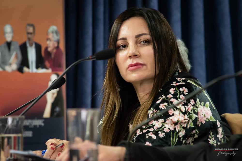 Με μεγάλη επιτυχία, σε μια κατάμεστη αίθουσα και με πλήρη αποδοχή του κόσμου πραγματοποιήθηκε το Σάββατο 30 Μαρτίου 2019 το 3ο Διήμερο Επιστημονικό Συνέδριο της Σχολής Γονέων - Ανοικτό Πανεπιστήμιο Κατερίνης. Τον λόγο πήρε ο Δήμαρχος Κατερίνης κ. Σάββας Χιονίδης, όποιος αναφέρθηκε στην γέννηση της Ιδέας της Σχολής Γονέων από τον πρώτο πρόεδρο κ. Δημήτριος Δημηνά. Άξιος συνεχιστής του έργου του αναδείχθηκε ο νύν Πρόεδρος κ. Κωνσταντίνος Κορομπίλης, όποιος κάνει γνωστό το έργο της Σχολής στα πέρατα της γης. Ο μητροπολίτης Κατερίνης, Κίτρους και Πλαταμώνος κ. Γεώργιος τόνισε την σπουδαιότητα της ύπαρξης μιας τέτοιας Σχολής, ένα Ανοικτό Πανεπιστήμιο για όλους τους ανθρώπους. Στην συνέχεια μίλησε ο κ. Στ. Παπαθεμελής, ο οποίος αξιολογώντας το συνολικό έργο της Σχολής διέκρινε την ανάδειξη της Ελληνικότητας ως το μεγαλύτερο αγαθό. Ο πρόεδρος της Σχολής Γονέων κ. Κ. Κορομπίλης στον χαιρετισμό του ευχαρίστησε το πλήθος του κόσμου που αγκάλιασε το έργο του Σχολής αλλά και όσους συνέδραμαν για να ολοκληρωθεί. Επεσήμανε την σπουδαιότητα της ύπαρξης της σχολής για την αφύπνιση και την πνευματική αναγέννηση του ανθρώπου. Χαιρέτισε την Ομογένεια (η οποία έβλεπε σε live streming την εκδήλωση) αναφέροντας ότι μόνο τον τελευταίο χρόνο είχαμε 6.400.000 λεπτά θέασης σε 110 χώρες! Στον συντονισμό και παρουσίαση βρισκόταν η έγκριτη και γνωστή δημοσιογράφος κ. Βίκυ Φλέσσα.