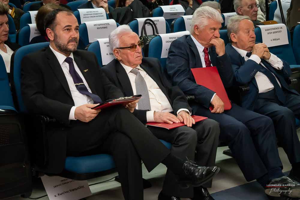 Με μεγάλη επιτυχία, σε μια κατάμεστη αίθουσα και με πλήρη αποδοχή του κόσμου πραγματοποιήθηκε το Σάββατο 30 Μαρτίου 2019 το 3ο Διήμερο Επιστημονικό Συνέδριο της Σχολής Γονέων - Ανοικτό Πανεπιστήμιο Κατερίνης. Τον λόγο πήρε ο Δήμαρχος Κατερίνης κ. Σάββας Χιονίδης, όποιος αναφέρθηκε στην γέννηση της Ιδέας της Σχολής Γονέων από τον πρώτο πρόεδρο κ. Δημήτριος Δημηνά. Άξιος συνεχιστής του έργου του αναδείχθηκε ο νύν Πρόεδρος κ. Κωνσταντίνος Κορομπίλης, όποιος κάνει γνωστό το έργο της Σχολής στα πέρατα της γης. Ο μητροπολίτης Κατερίνης, Κίτρους και Πλαταμώνος κ. Γεώργιος τόνισε την σπουδαιότητα της ύπαρξης μιας τέτοιας Σχολής, ένα Ανοικτό Πανεπιστήμιο για όλους τους ανθρώπους. Στην συνέχεια μίλησε ο κ. Στ. Παπαθεμελής, ο οποίος αξιολογώντας το συνολικό έργο της Σχολής διέκρινε την ανάδειξη της Ελληνικότητας ως το μεγαλύτερο αγαθό. Ο πρόεδρος της Σχολής Γονέων κ. Κ. Κορομπίλης στον χαιρετισμό του ευχαρίστησε το πλήθος του κόσμου που αγκάλιασε το έργο του Σχολής αλλά και όσους συνέδραμαν για να ολοκληρωθεί. Επεσήμανε την σπουδαιότητα της ύπαρξης της σχολής για την αφύπνιση και την πνευματική αναγέννηση του ανθρώπου. Χαιρέτισε την Ομογένεια (η οποία έβλεπε σε live streming την εκδήλωση) αναφέροντας ότι μόνο τον τελευταίο χρόνο είχαμε 6.400.000 λεπτά θέασης σε 110 χώρες! Στον συντονισμό και παρουσίαση βρισκόταν η έγκριτη και γνωστή δημοσιογράφος κ. Βίκυ Φλέσσα.