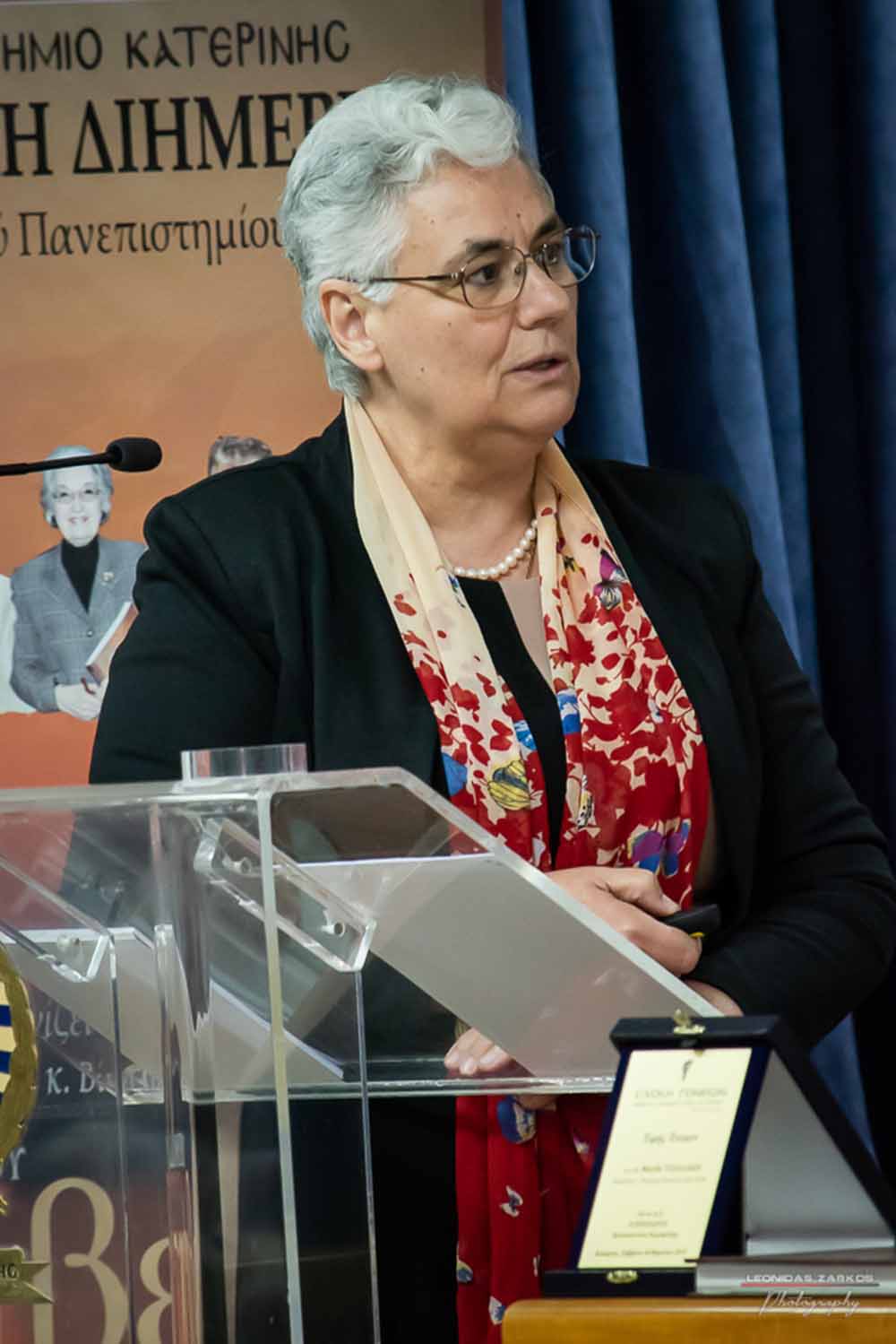 κ. Μάγδα Τσολάκη Θέμα: "Οι προοπτικές για το μέλλον του γάμου και της οικογένειας στην χώρα μας " Η Συγκλονιστική ομιλία της ξεκίνησε με την φράση «Θα μιλήσω ως επαίτης» και απευθύνθηκε σε δικαστικούς, πολιτικούς, θρησκευτικούς ηγέτες, ιερείς, παιδαγωγούς, γονείς και παιδιά. Απευθυνόμενη στο αξιόλογο έργο της Σχολής Γονέων έκανε θερμή παράκληση να δημιουργηθεί και ένα σχολείο με ελληνορθόδοξο πνεύμα. Η χριστιανοσύνη εάλω και το οικοδόμημα εθραύσθη ομολόγησε ο Εngelhardt που από καθολικός έγινε χριστιανός.
