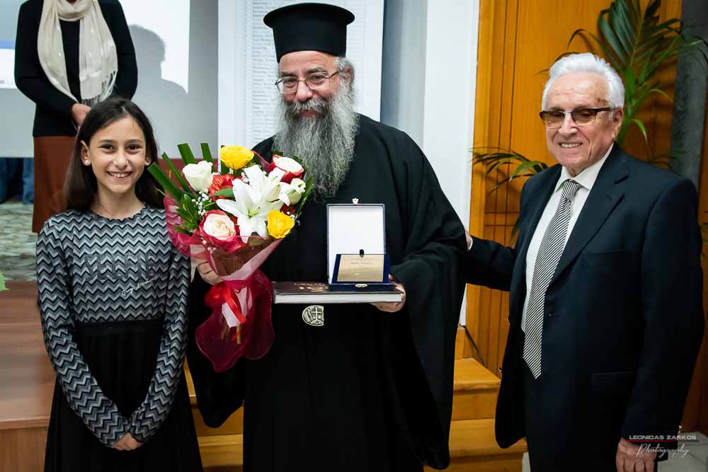 Με μεγάλη επιτυχία, σε μια κατάμεστη αίθουσα και με πλήρη αποδοχή του κόσμου πραγματοποιήθηκε το Σάββατο 30 Μαρτίου 2019 το 3ο Διήμερο Επιστημονικό Συνέδριο της Σχολής Γονέων - Ανοικτό Πανεπιστήμιο Κατερίνης. Τον λόγο πήρε ο Δήμαρχος Κατερίνης κ. Σάββας Χιονίδης, όποιος αναφέρθηκε στην γέννηση της Ιδέας της Σχολής Γονέων από τον πρώτο πρόεδρο κ. Δημήτριος Δημηνά. Άξιος συνεχιστής του έργου του αναδείχθηκε ο νύν Πρόεδρος κ. Κωνσταντίνος Κορομπίλης, όποιος κάνει γνωστό το έργο της Σχολής στα πέρατα της γης. Ο μητροπολίτης Κατερίνης, Κίτρους και Πλαταμώνος κ. Γεώργιος τόνισε την σπουδαιότητα της ύπαρξης μιας τέτοιας Σχολής, ένα Ανοικτό Πανεπιστήμιο για όλους τους ανθρώπους. Στην συνέχεια μίλησε ο κ. Στ. Παπαθεμελής, ο οποίος αξιολογώντας το συνολικό έργο της Σχολής διέκρινε την ανάδειξη της Ελληνικότητας ως το μεγαλύτερο αγαθό. Ο πρόεδρος της Σχολής Γονέων κ. Κ. Κορομπίλης στον χαιρετισμό του ευχαρίστησε το πλήθος του κόσμου που αγκάλιασε το έργο του Σχολής αλλά και όσους συνέδραμαν για να ολοκληρωθεί. Επεσήμανε την σπουδαιότητα της ύπαρξης της σχολής για την αφύπνιση και την πνευματική αναγέννηση του ανθρώπου. Χαιρέτισε την Ομογένεια (η οποία έβλεπε σε live streming την εκδήλωση) αναφέροντας ότι μόνο τον τελευταίο χρόνο είχαμε 6.400.000 λεπτά θέασης σε 110 χώρες! Στον συντονισμό και παρουσίαση βρισκόταν η έγκριτη και γνωστή δημοσιογράφος κ. Βίκυ Φλέσσα.