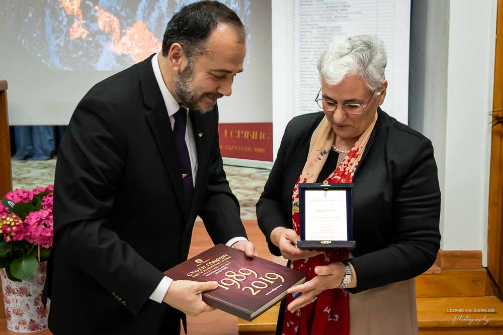 Με μεγάλη επιτυχία, σε μια κατάμεστη αίθουσα και με πλήρη αποδοχή του κόσμου πραγματοποιήθηκε το Σάββατο 30 Μαρτίου 2019 το 3ο Διήμερο Επιστημονικό Συνέδριο της Σχολής Γονέων - Ανοικτό Πανεπιστήμιο Κατερίνης. Τον λόγο πήρε ο Δήμαρχος Κατερίνης κ. Σάββας Χιονίδης, όποιος αναφέρθηκε στην γέννηση της Ιδέας της Σχολής Γονέων από τον πρώτο πρόεδρο κ. Δημήτριος Δημηνά. Άξιος συνεχιστής του έργου του αναδείχθηκε ο νύν Πρόεδρος κ. Κωνσταντίνος Κορομπίλης, όποιος κάνει γνωστό το έργο της Σχολής στα πέρατα της γης. Ο μητροπολίτης Κατερίνης, Κίτρους και Πλαταμώνος κ. Γεώργιος τόνισε την σπουδαιότητα της ύπαρξης μιας τέτοιας Σχολής, ένα Ανοικτό Πανεπιστήμιο για όλους τους ανθρώπους. Στην συνέχεια μίλησε ο κ. Στ. Παπαθεμελής, ο οποίος αξιολογώντας το συνολικό έργο της Σχολής διέκρινε την ανάδειξη της Ελληνικότητας ως το μεγαλύτερο αγαθό. Ο πρόεδρος της Σχολής Γονέων κ. Κ. Κορομπίλης στον χαιρετισμό του ευχαρίστησε το πλήθος του κόσμου που αγκάλιασε το έργο του Σχολής αλλά και όσους συνέδραμαν για να ολοκληρωθεί. Επεσήμανε την σπουδαιότητα της ύπαρξης της σχολής για την αφύπνιση και την πνευματική αναγέννηση του ανθρώπου. Χαιρέτισε την Ομογένεια (η οποία έβλεπε σε live streming την εκδήλωση) αναφέροντας ότι μόνο τον τελευταίο χρόνο είχαμε 6.400.000 λεπτά θέασης σε 110 χώρες! Στον συντονισμό και παρουσίαση βρισκόταν η έγκριτη και γνωστή δημοσιογράφος κ. Βίκυ Φλέσσα.
