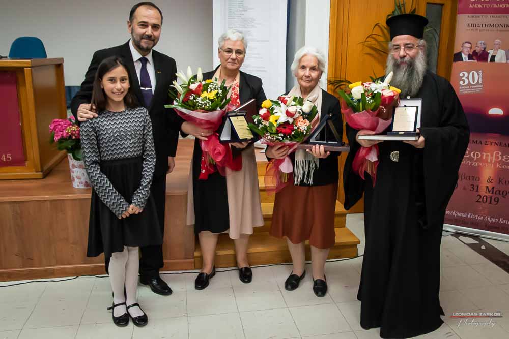 Με μεγάλη επιτυχία, σε μια κατάμεστη αίθουσα και με πλήρη αποδοχή του κόσμου πραγματοποιήθηκε το Σάββατο 30 Μαρτίου 2019 το 3ο Διήμερο Επιστημονικό Συνέδριο της Σχολής Γονέων - Ανοικτό Πανεπιστήμιο Κατερίνης. Τον λόγο πήρε ο Δήμαρχος Κατερίνης κ. Σάββας Χιονίδης, όποιος αναφέρθηκε στην γέννηση της Ιδέας της Σχολής Γονέων από τον πρώτο πρόεδρο κ. Δημήτριος Δημηνά. Άξιος συνεχιστής του έργου του αναδείχθηκε ο νύν Πρόεδρος κ. Κωνσταντίνος Κορομπίλης, όποιος κάνει γνωστό το έργο της Σχολής στα πέρατα της γης. Ο μητροπολίτης Κατερίνης, Κίτρους και Πλαταμώνος κ. Γεώργιος τόνισε την σπουδαιότητα της ύπαρξης μιας τέτοιας Σχολής, ένα Ανοικτό Πανεπιστήμιο για όλους τους ανθρώπους. Στην συνέχεια μίλησε ο κ. Στ. Παπαθεμελής, ο οποίος αξιολογώντας το συνολικό έργο της Σχολής διέκρινε την ανάδειξη της Ελληνικότητας ως το μεγαλύτερο αγαθό. Ο πρόεδρος της Σχολής Γονέων κ. Κ. Κορομπίλης στον χαιρετισμό του ευχαρίστησε το πλήθος του κόσμου που αγκάλιασε το έργο του Σχολής αλλά και όσους συνέδραμαν για να ολοκληρωθεί. Επεσήμανε την σπουδαιότητα της ύπαρξης της σχολής για την αφύπνιση και την πνευματική αναγέννηση του ανθρώπου. Χαιρέτισε την Ομογένεια (η οποία έβλεπε σε live streming την εκδήλωση) αναφέροντας ότι μόνο τον τελευταίο χρόνο είχαμε 6.400.000 λεπτά θέασης σε 110 χώρες! Στον συντονισμό και παρουσίαση βρισκόταν η έγκριτη και γνωστή δημοσιογράφος κ. Βίκυ Φλέσσα.